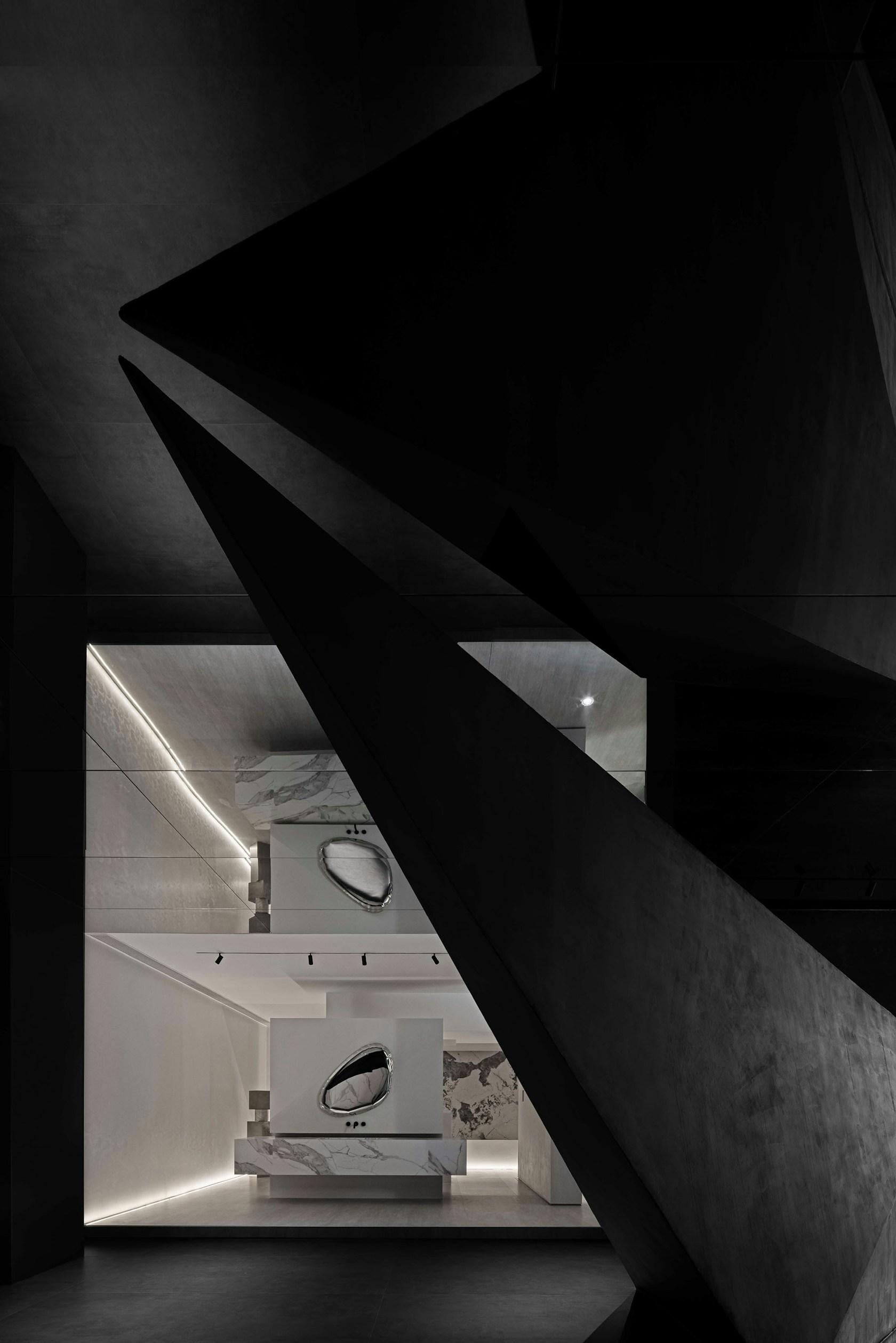 Chasing Light · Overland Headquarters & Showroom - image 44