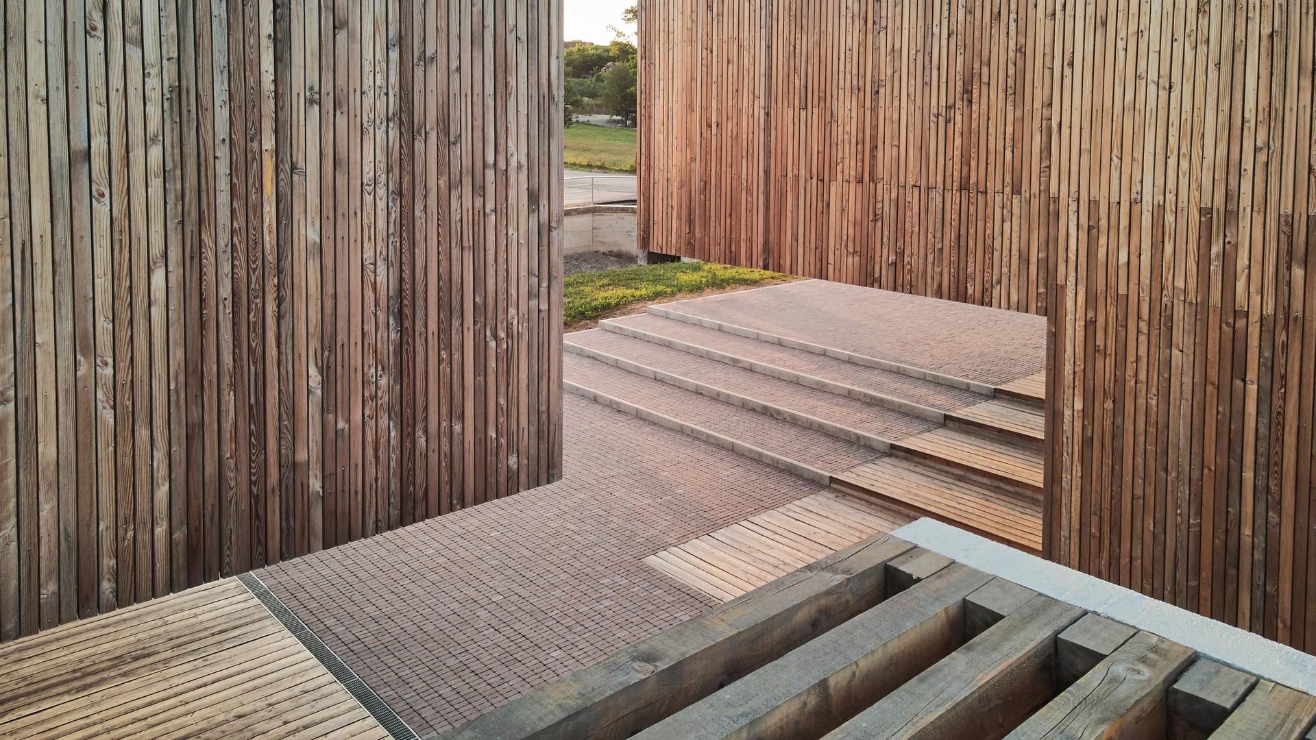 Visitor Centre and Remote Wildlife Observatories in the Lonja Field - image 6