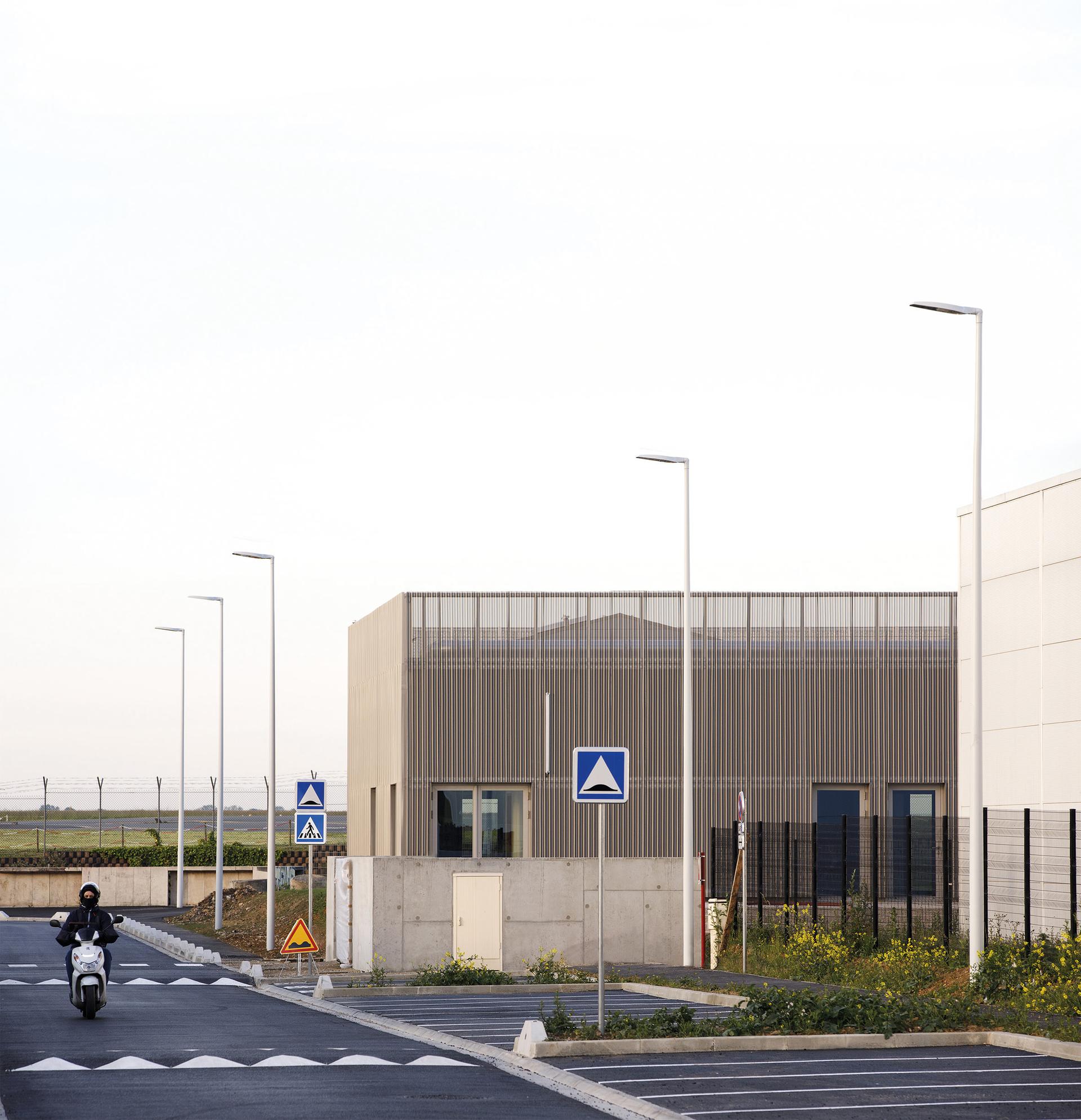 Community Center in Orly - image 9