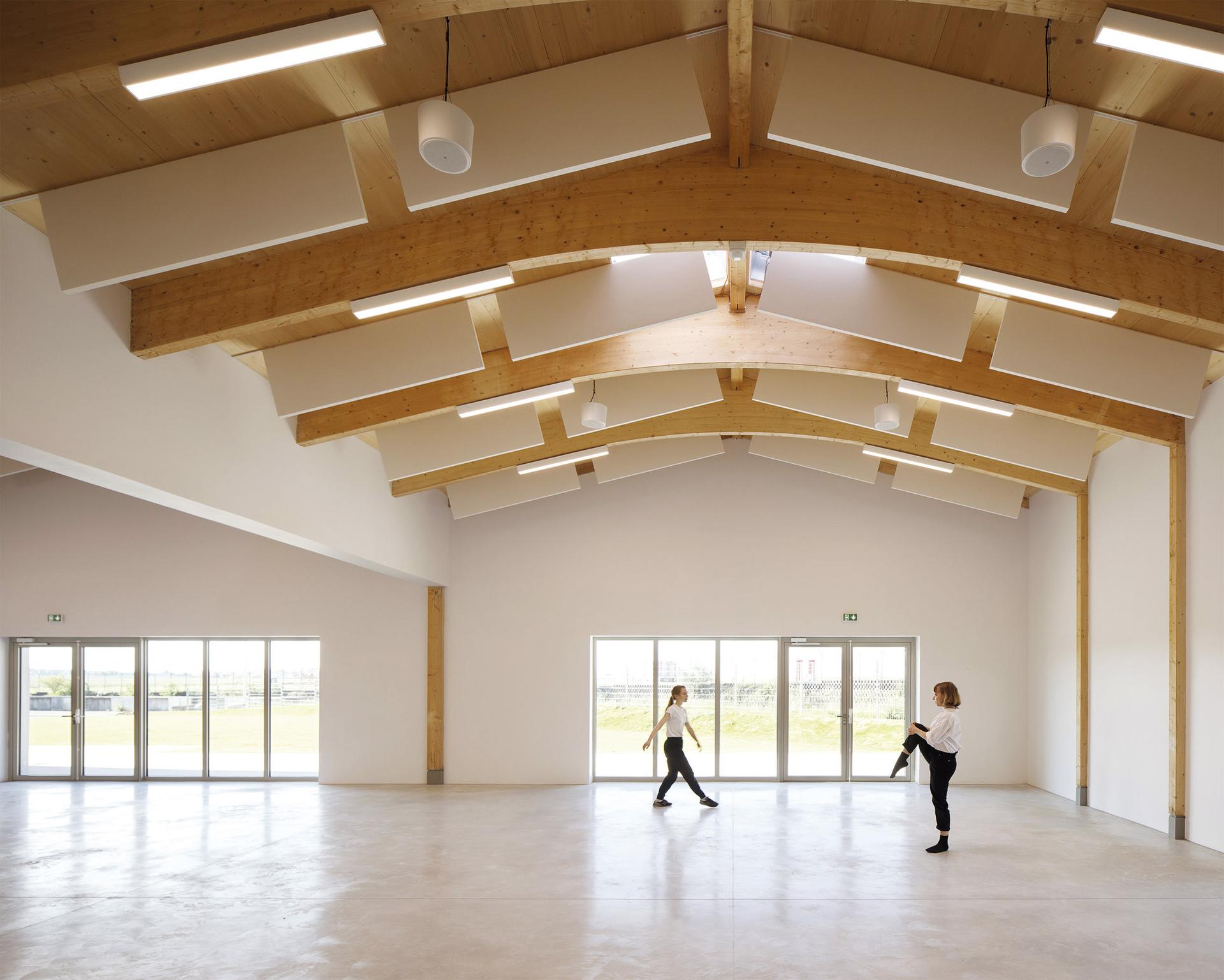 Community Center in Orly - image 3