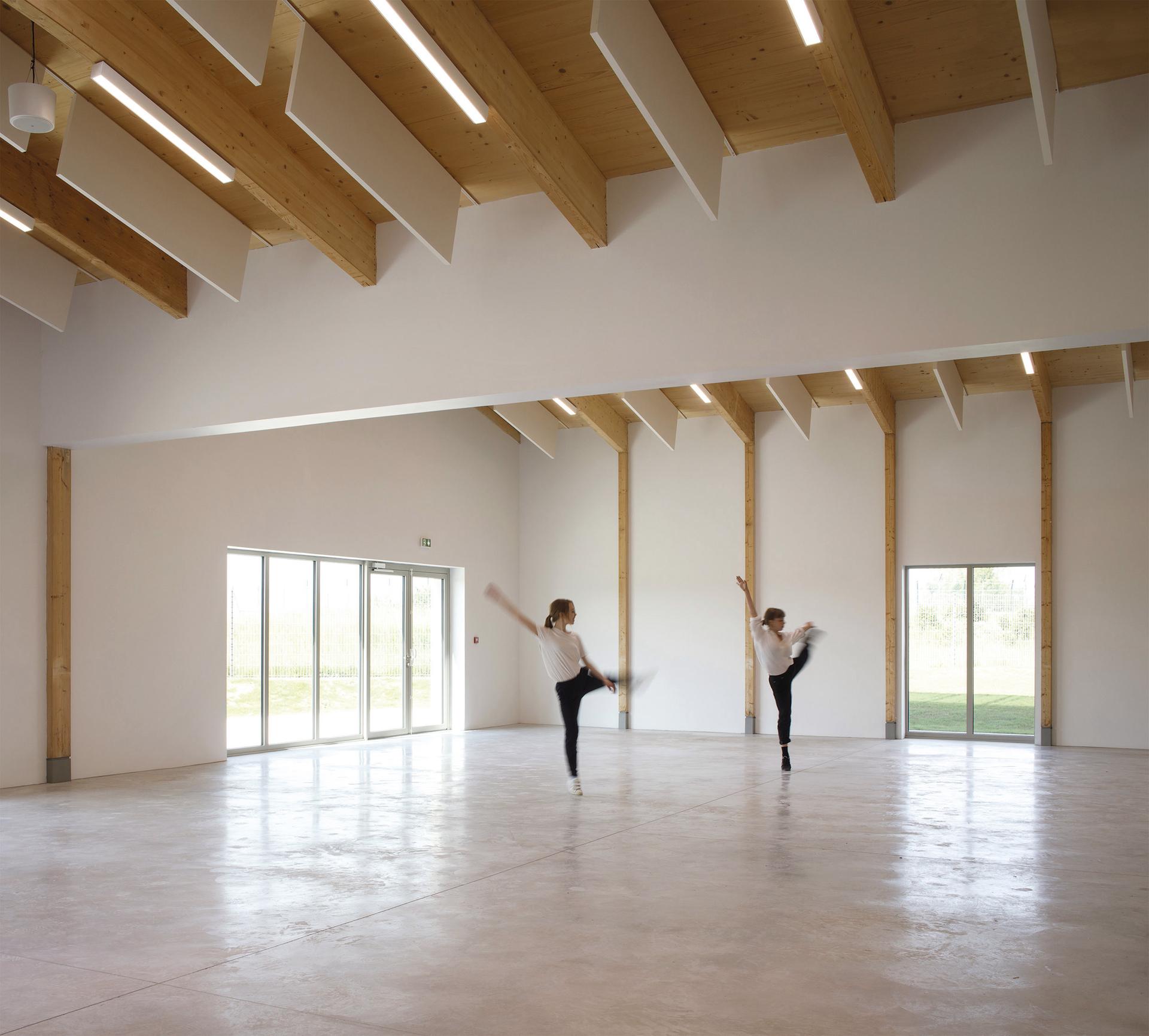 Community Center in Orly - image 5