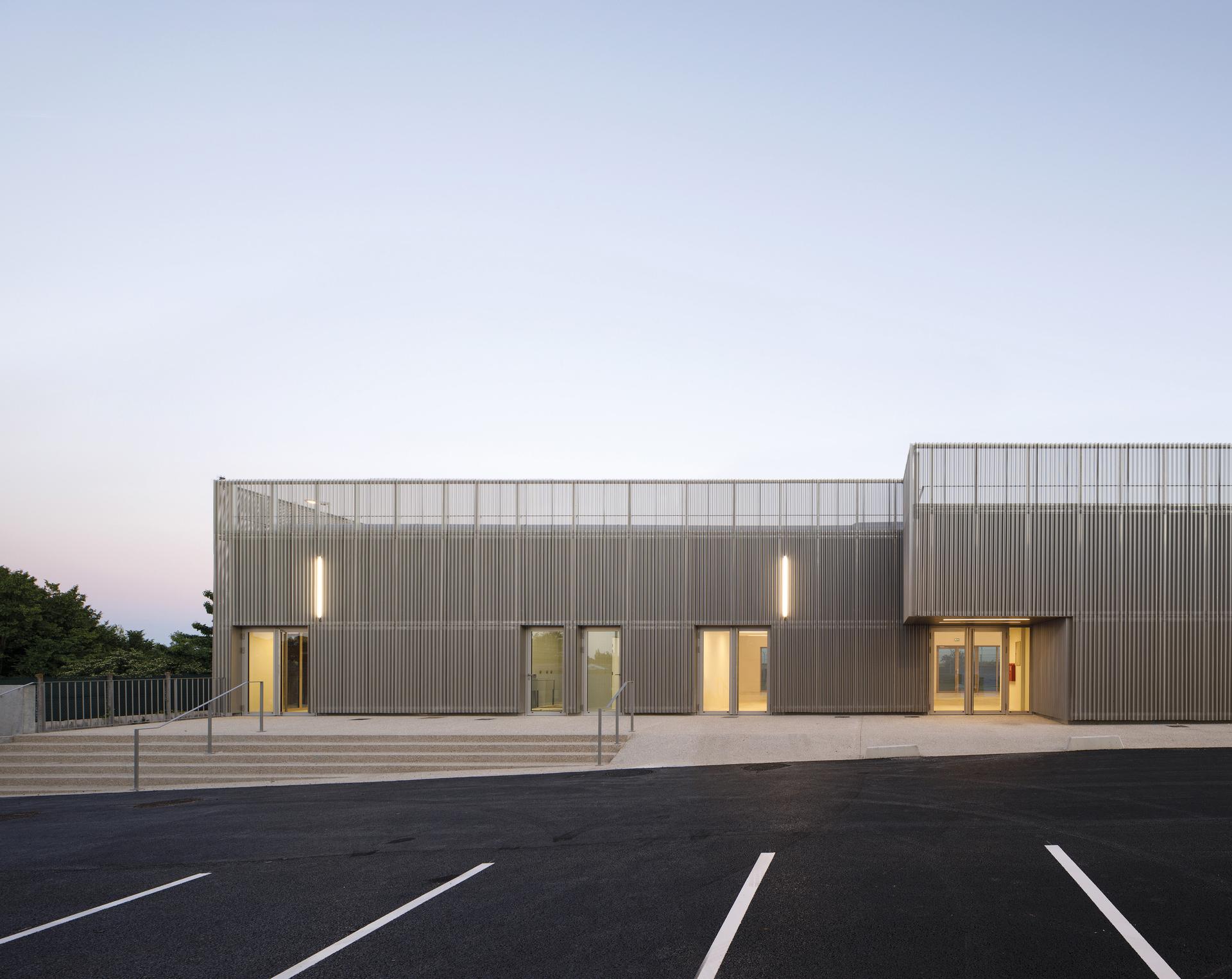Community Center in Orly - image 8