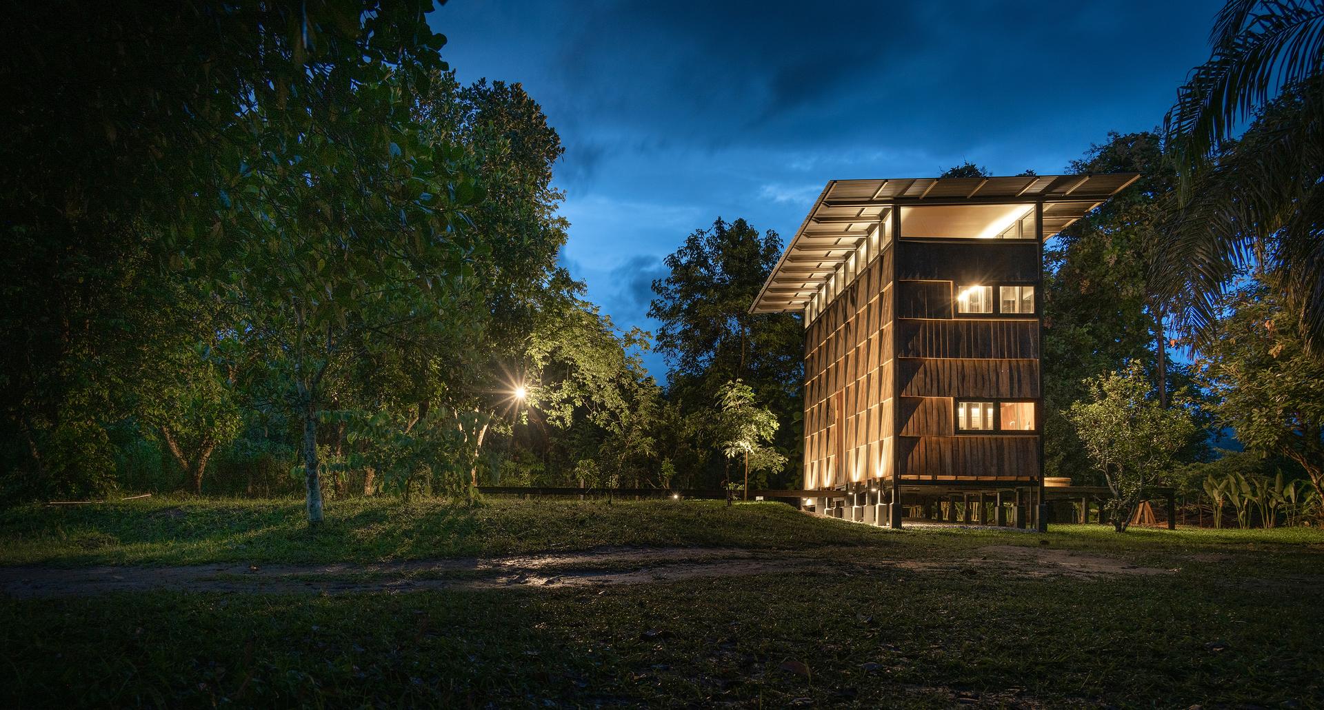 Wood and Mountain Cabin - image 5