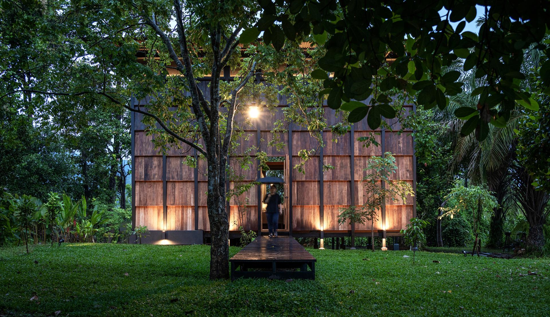 Wood and Mountain Cabin - image 7