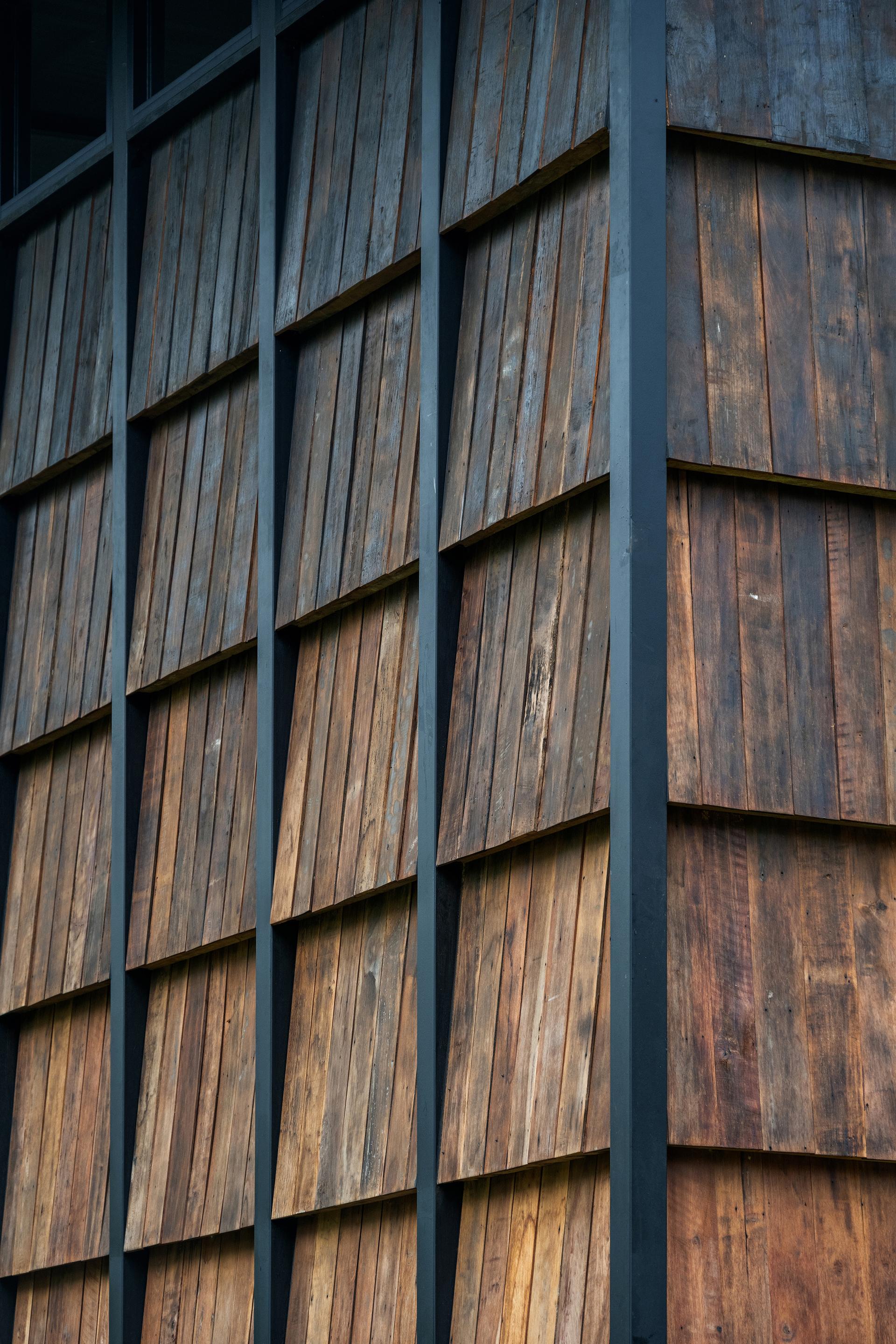 Wood and Mountain Cabin - image 14