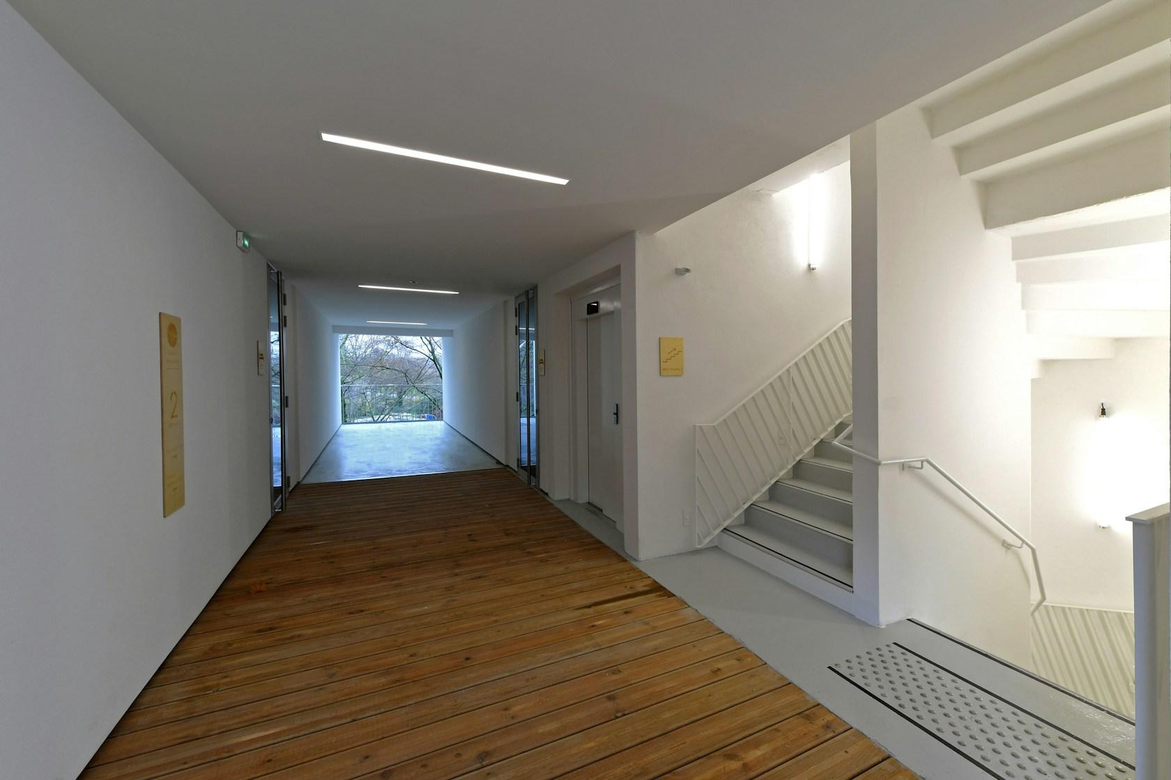 Transformation of an office building into a wood and straw 139 student rooms - image 8