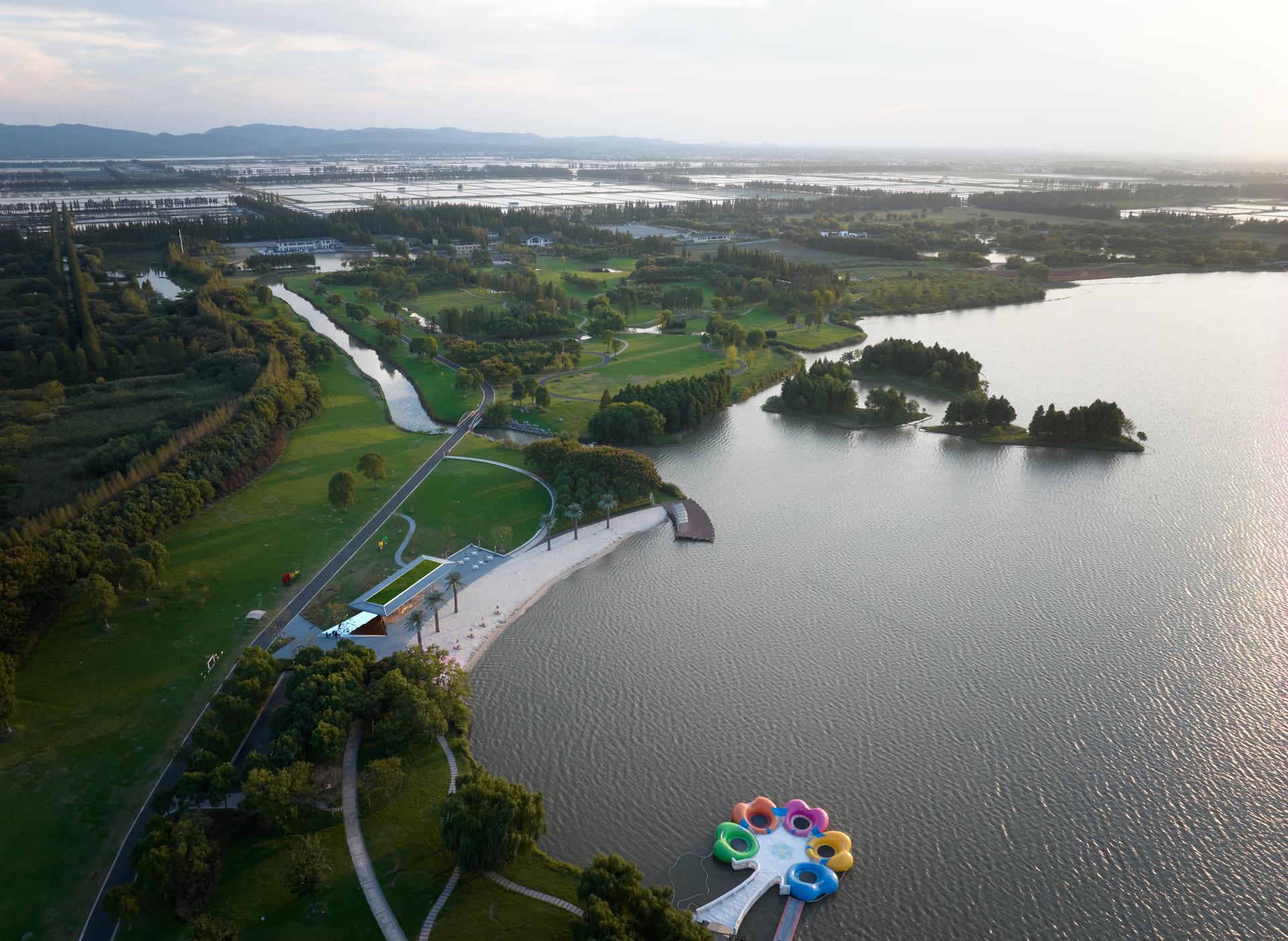 Golden Beach Pavilion in Gucheng Lake - image 15
