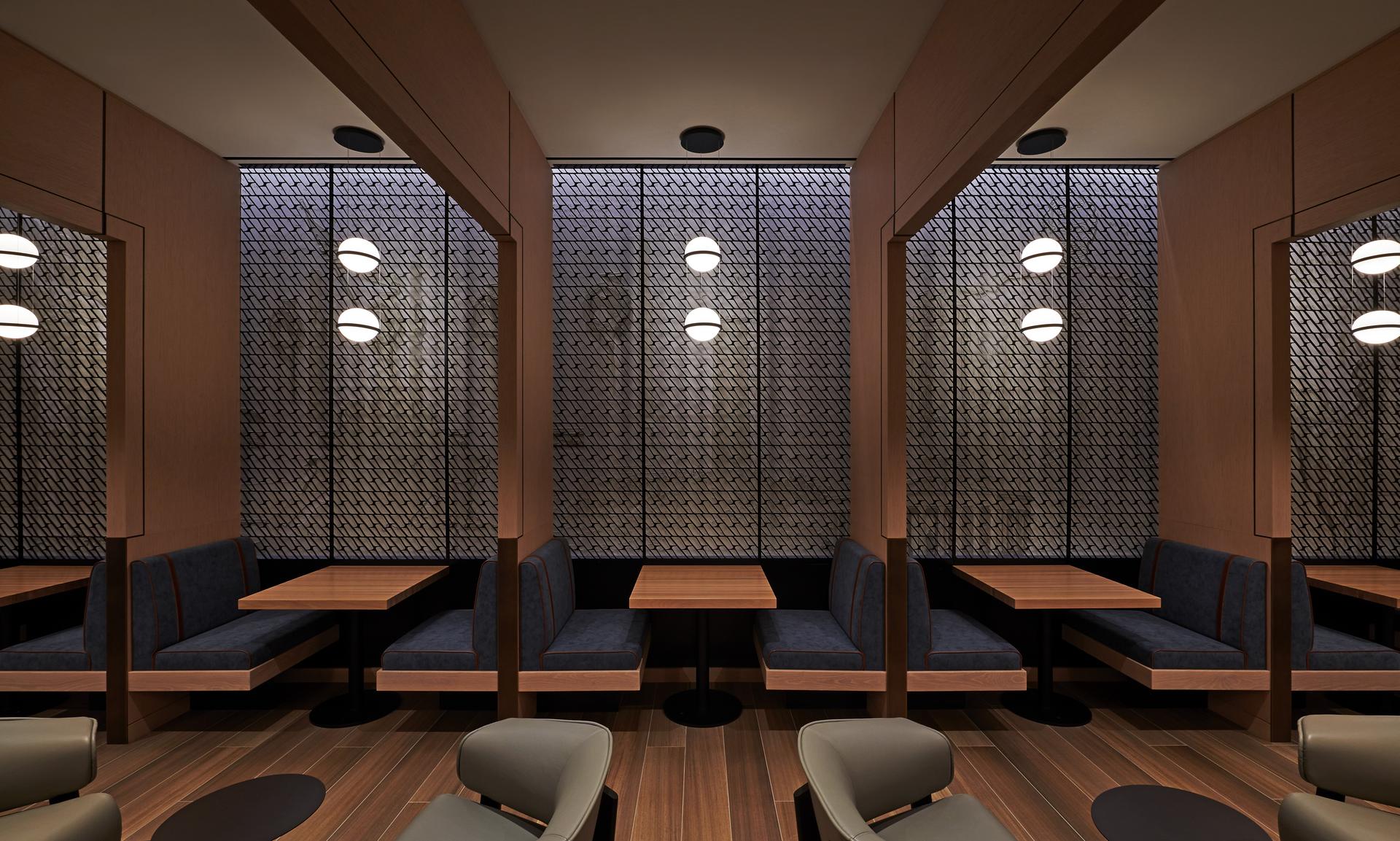 American Airlines Admirals Club at DCA - image 11