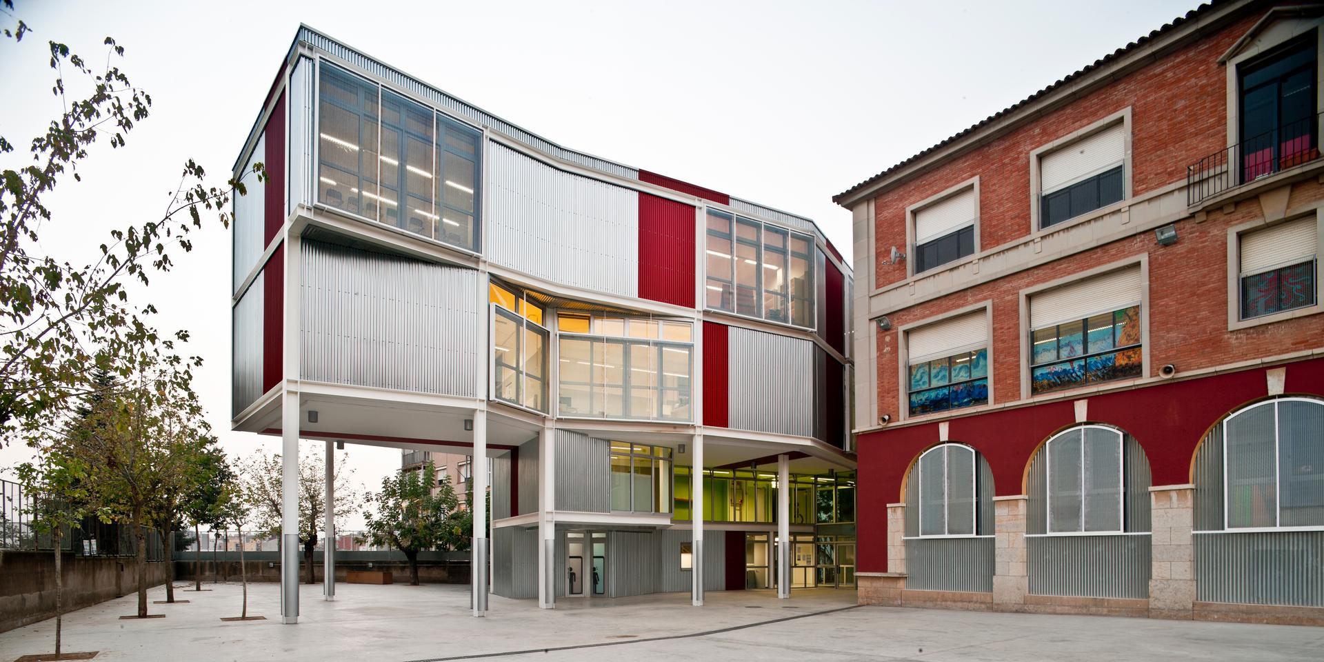 72 Social Housing Units at the Marina del Prat Vermell - image 32