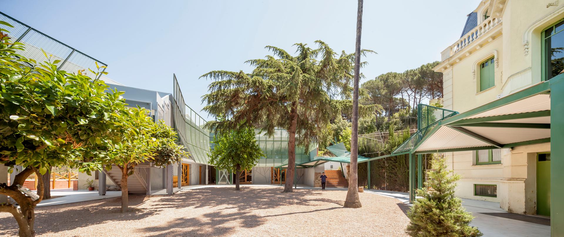 72 Social Housing Units at the Marina del Prat Vermell - image 30