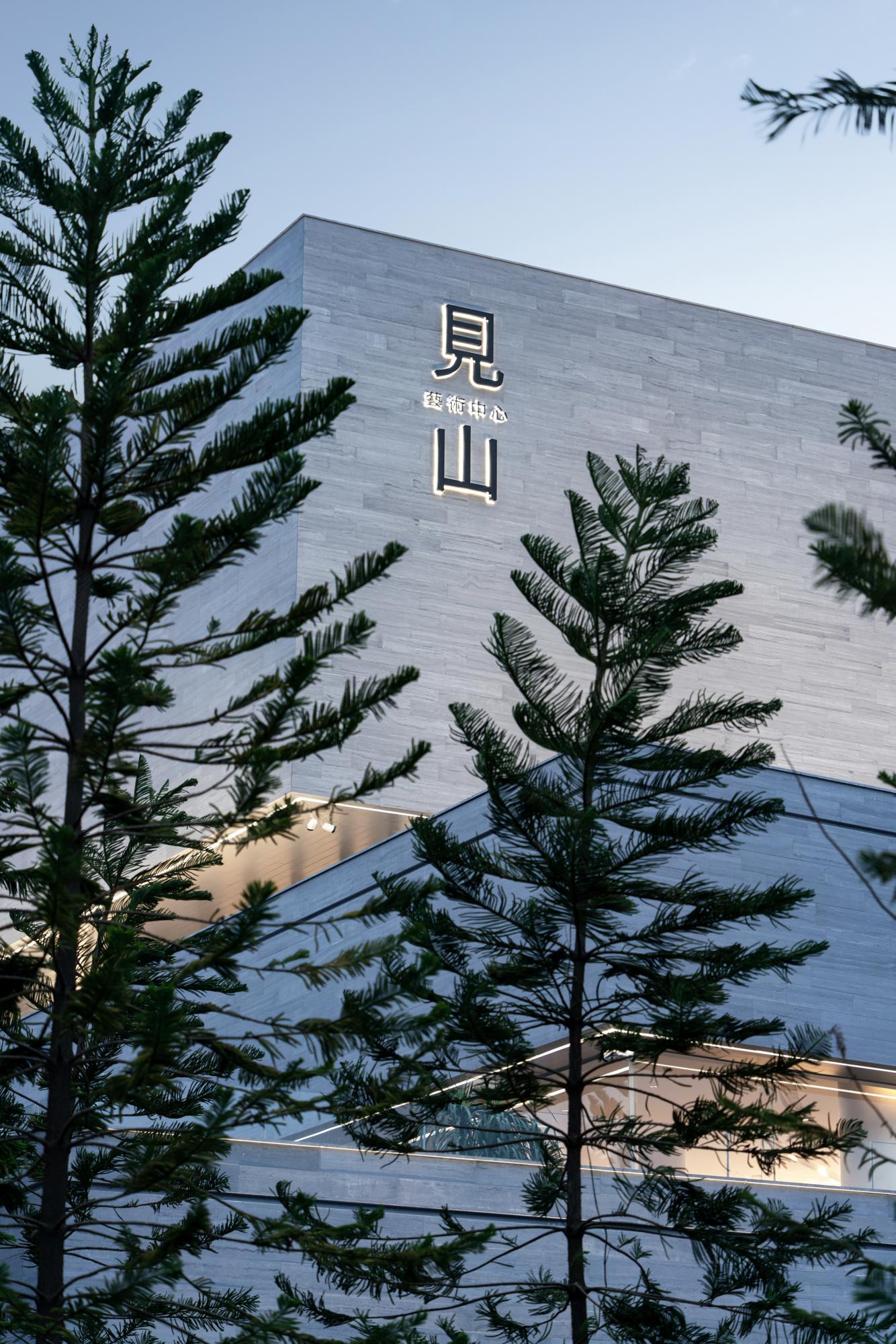 Mountain Art Center - image 11