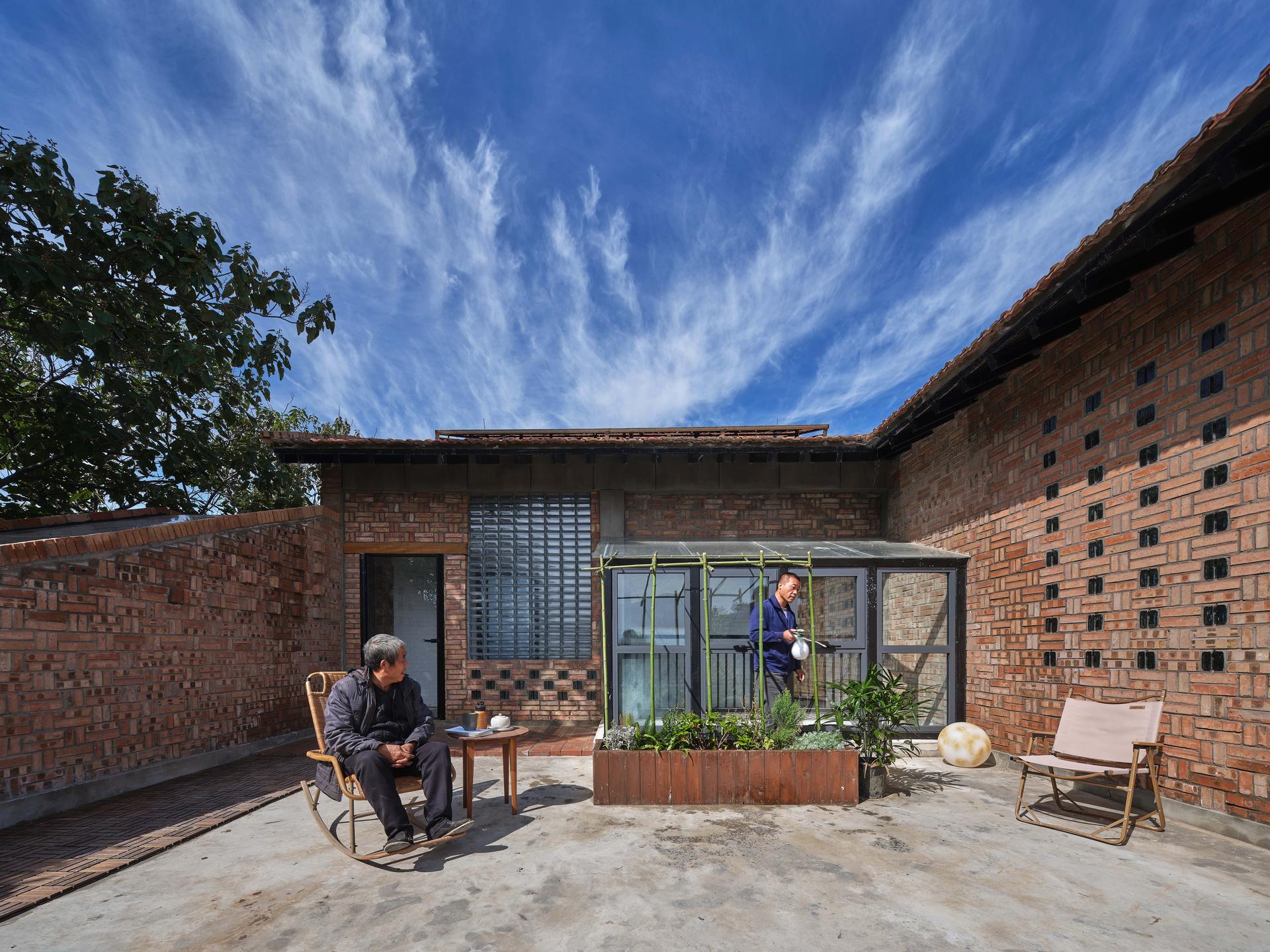 Glass Brick Dwelling in Bayi Village, Weinan - image 9