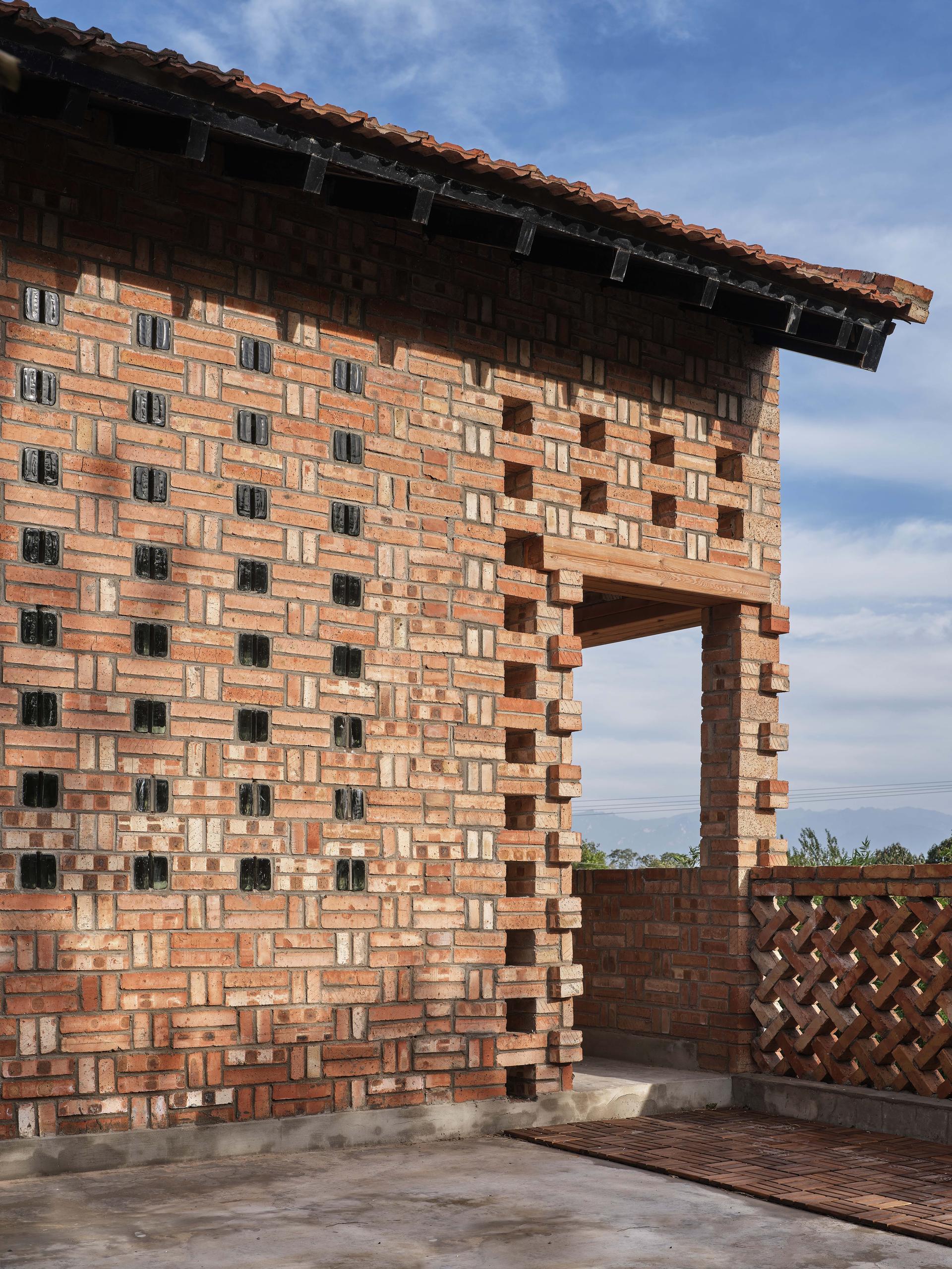Glass Brick Dwelling in Bayi Village, Weinan - image 11