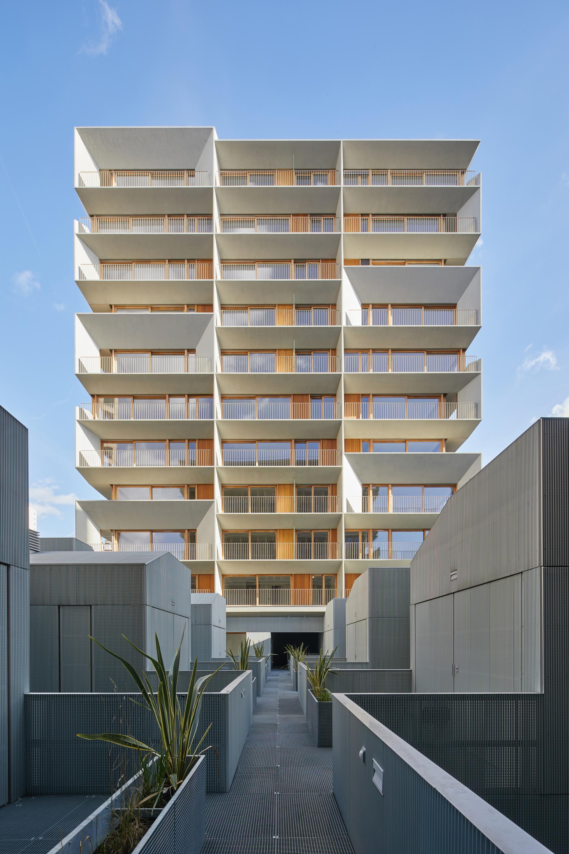 105 Social Dwellings + 18 SOHOs - image 5