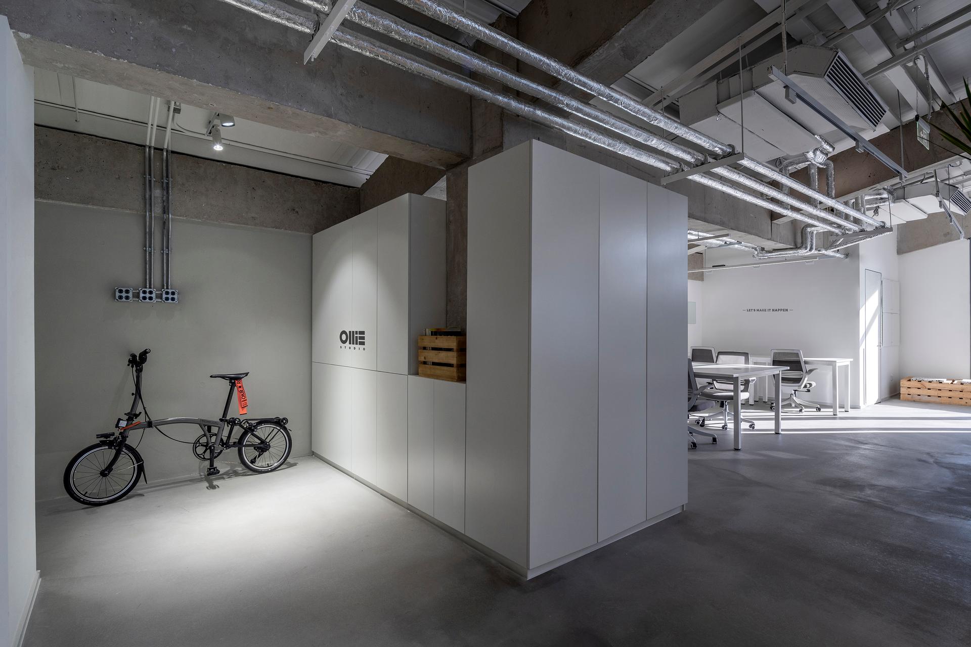 Ollie Studio Workplace Interior Design - image 4