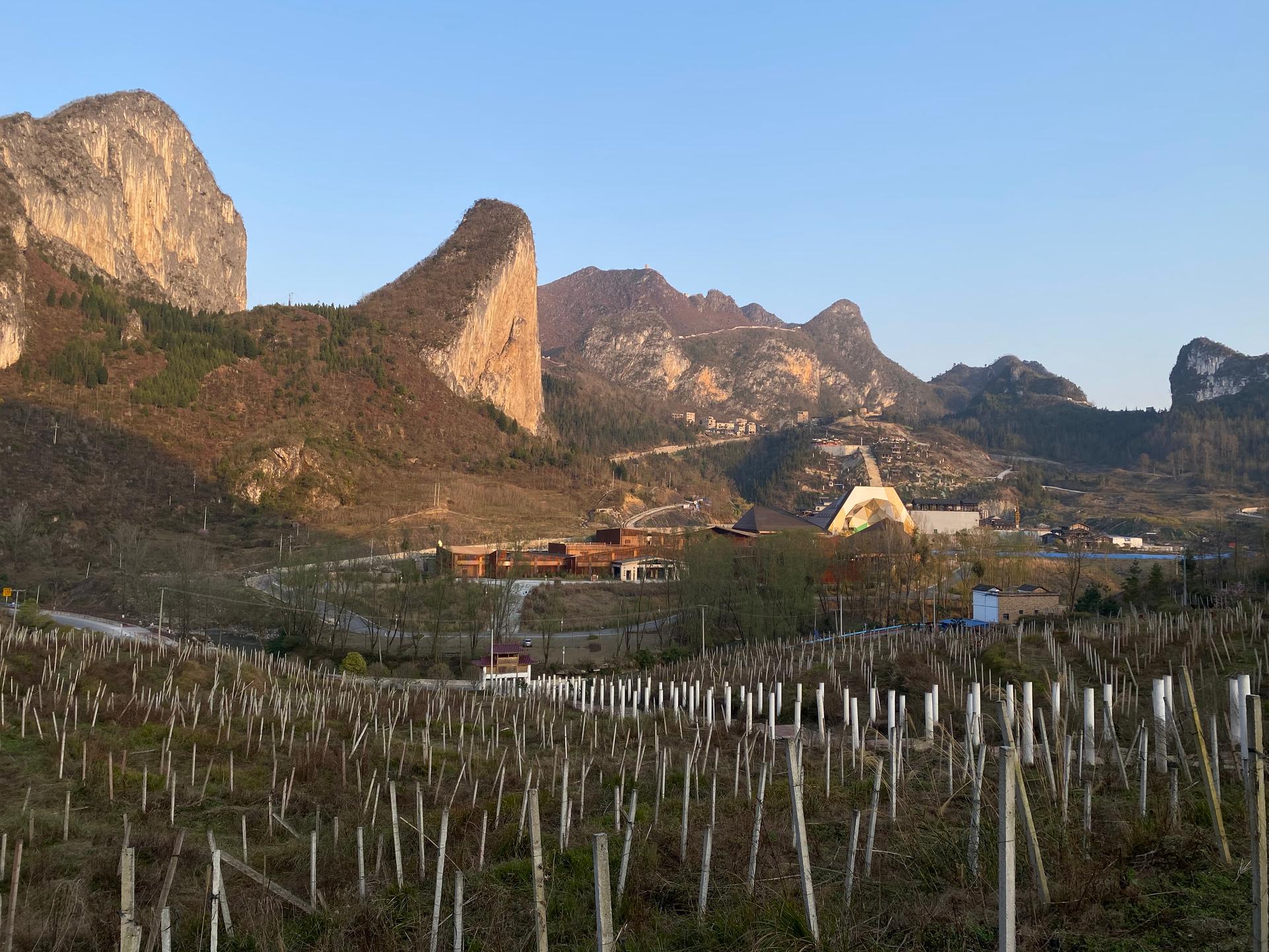 Getu Climbing Gymnasium of Ziyun - Twin Arch Timber Structure Salute to the Mountains - image 2