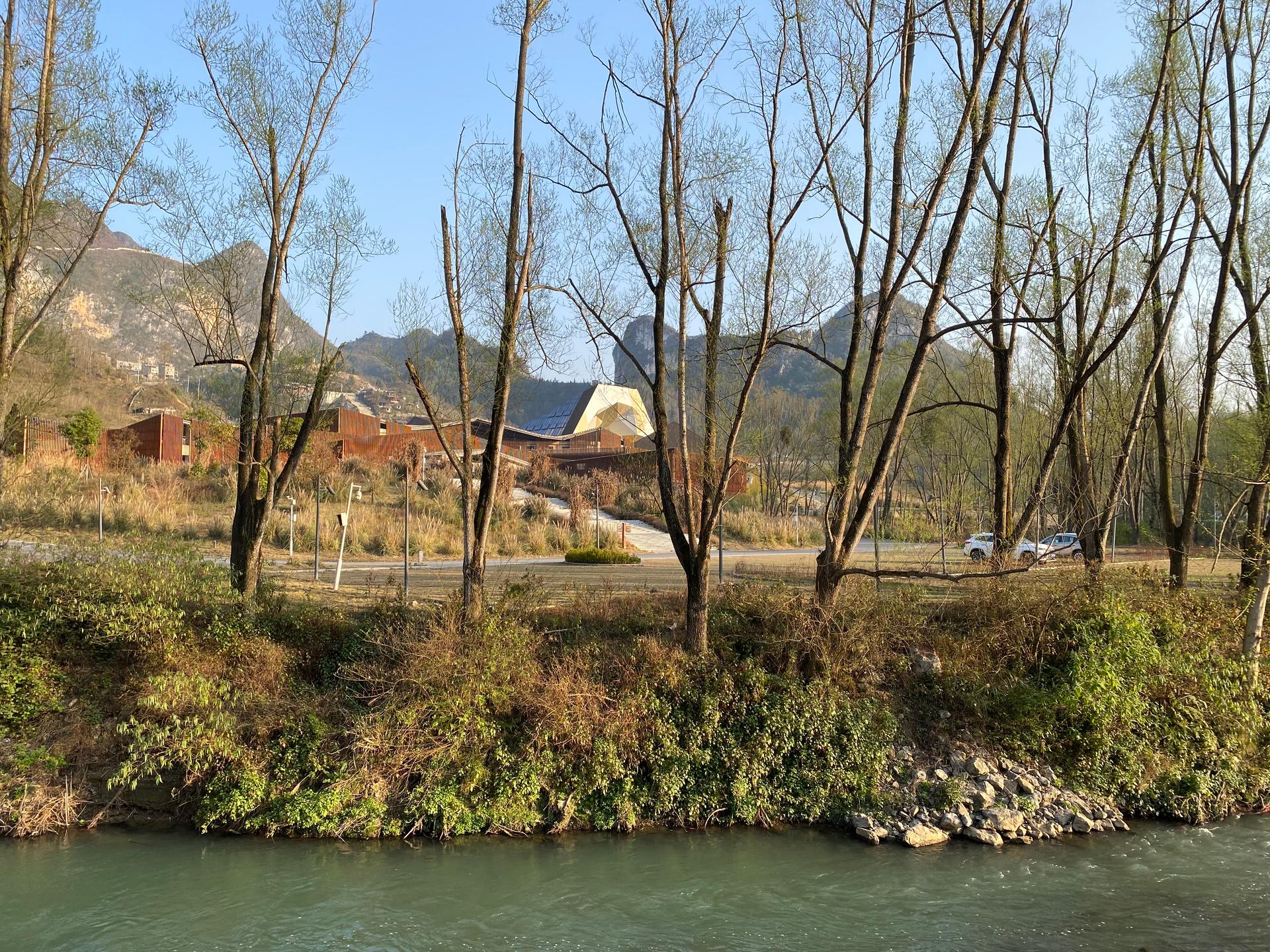 Getu Climbing Gymnasium of Ziyun - Twin Arch Timber Structure Salute to the Mountains - image 5