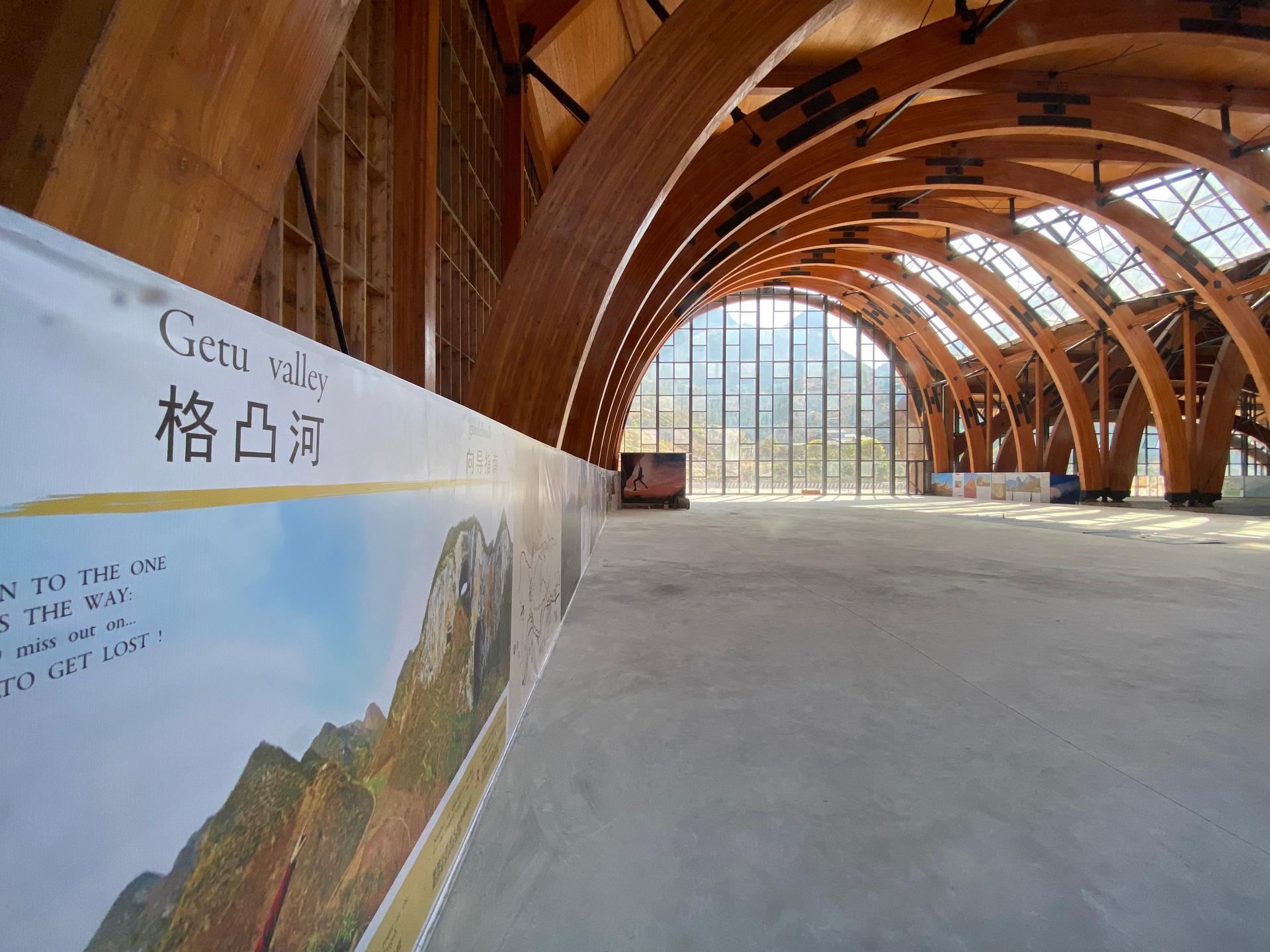 Getu Climbing Gymnasium of Ziyun - Twin Arch Timber Structure Salute to the Mountains - image 10
