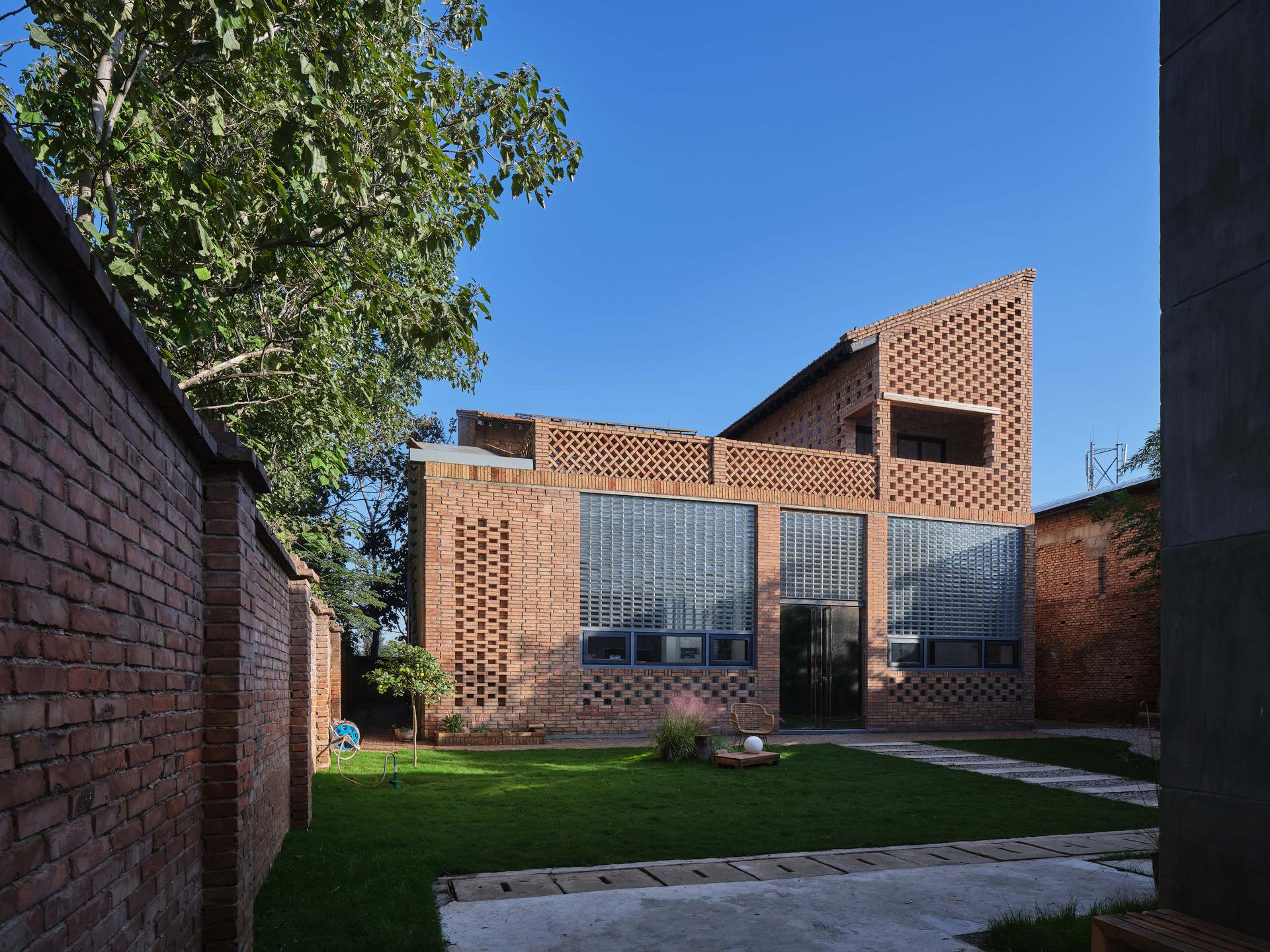 Glass Brick Dwelling in Bayi Village, Weinan - image 5
