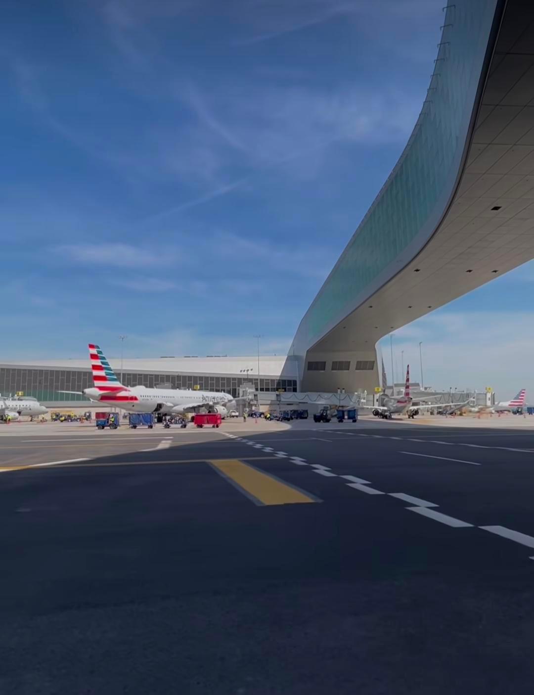LaGuardia Airport Terminal B - image 10