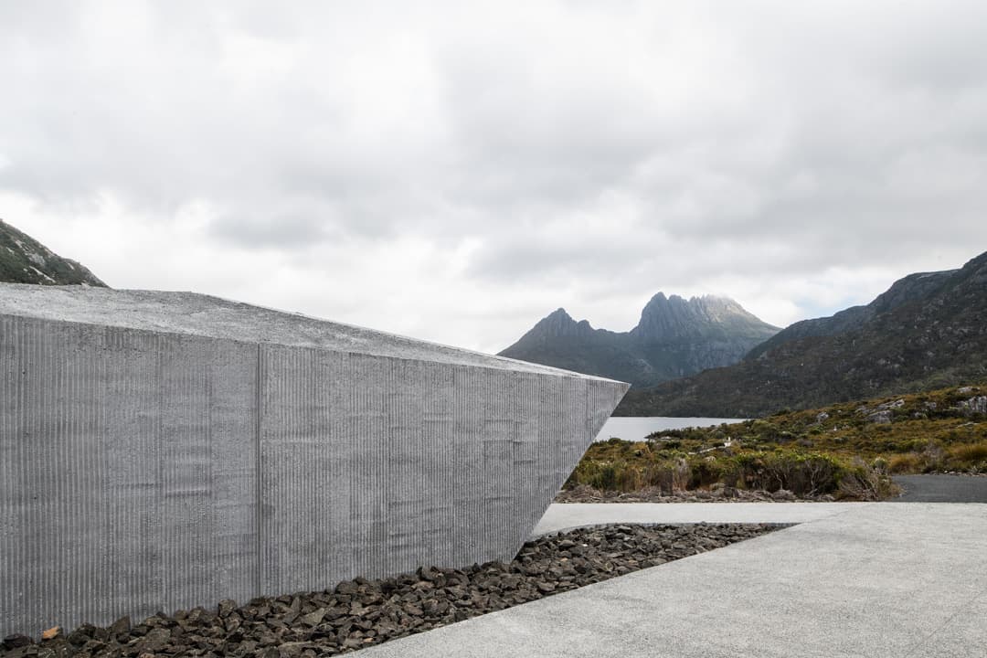 Dove Lake Viewing Shelter - image 3