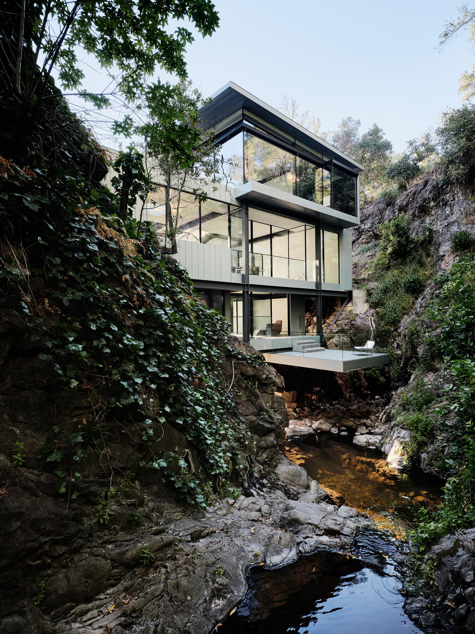 Suspension House - image 4