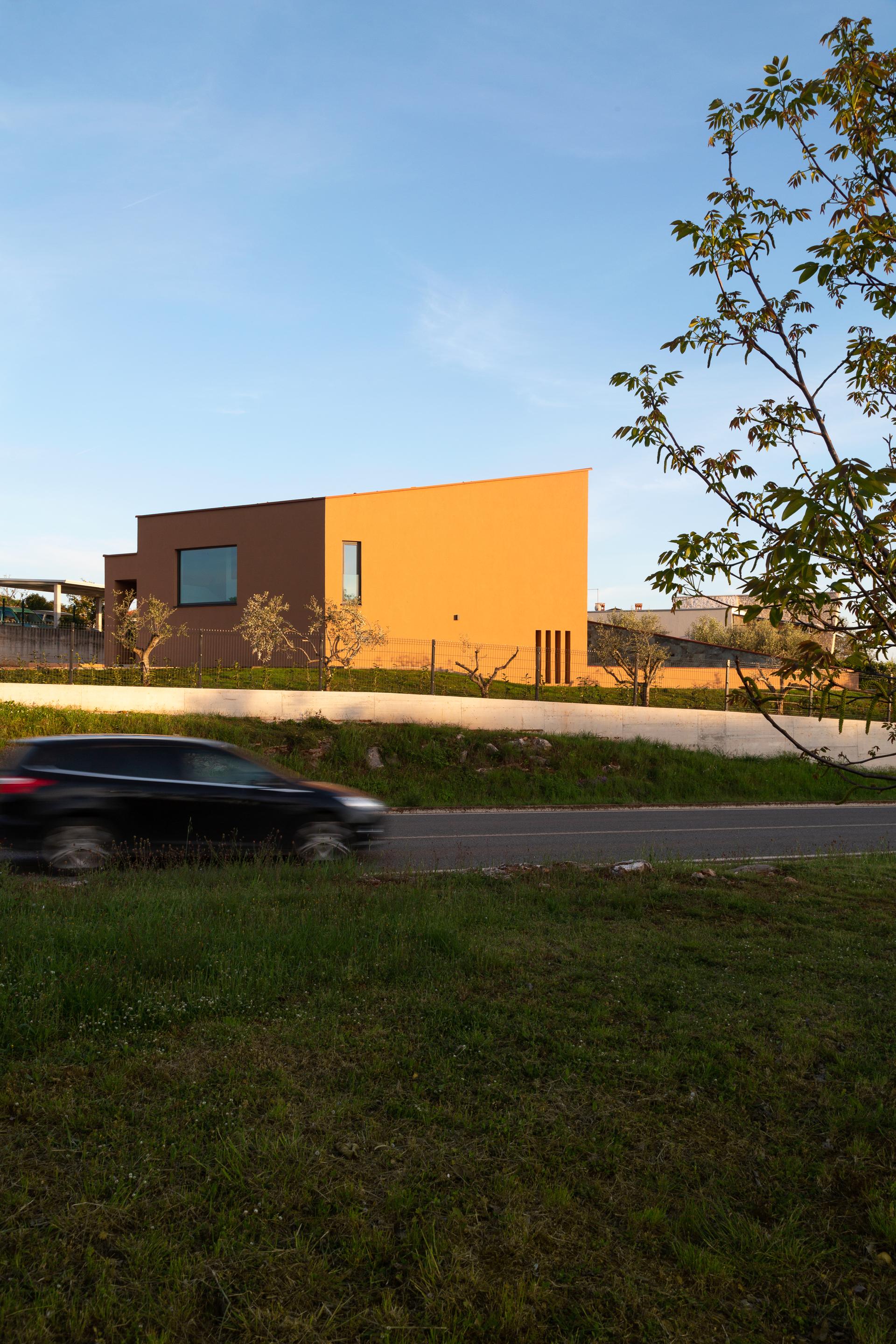 Red soil house - image 4