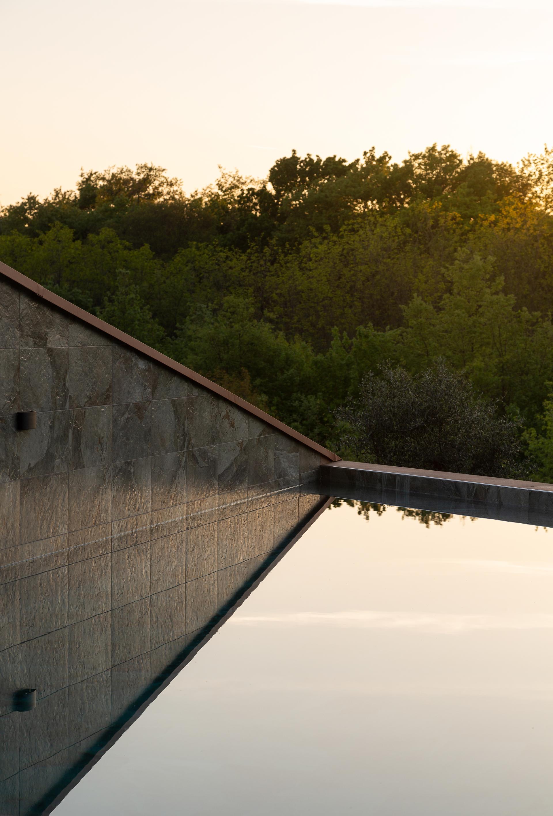 Red soil house - image 6