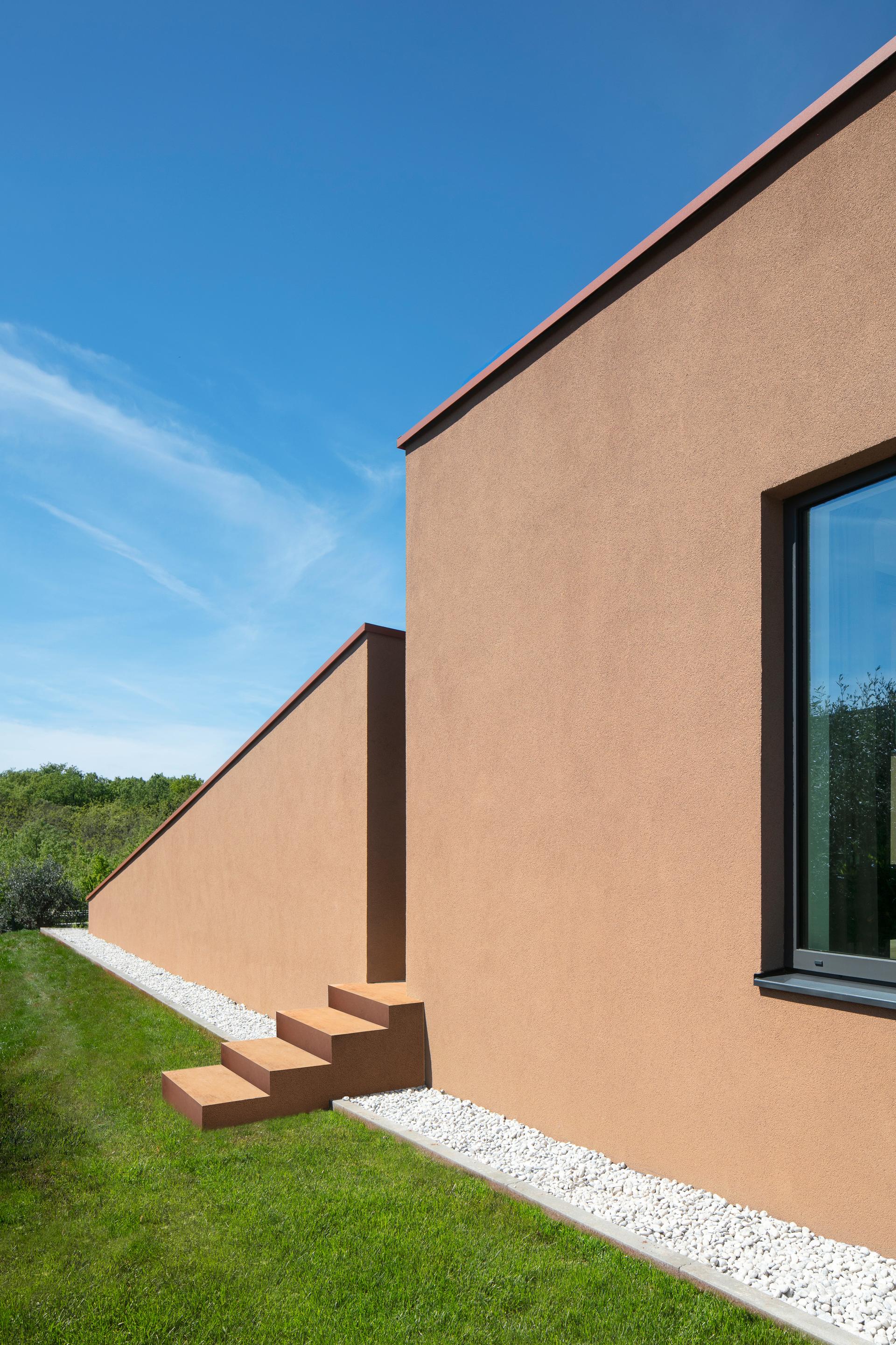 Red soil house - image 9