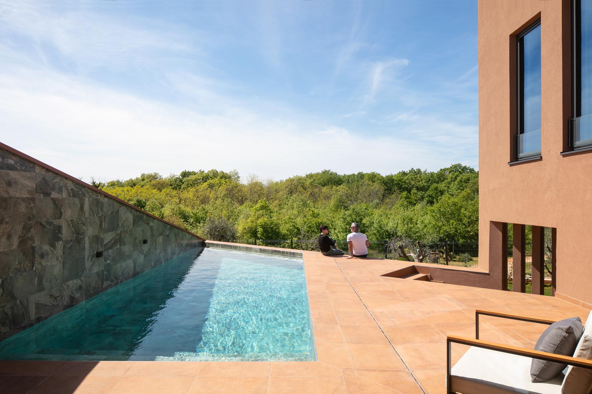 Red soil house - image 10