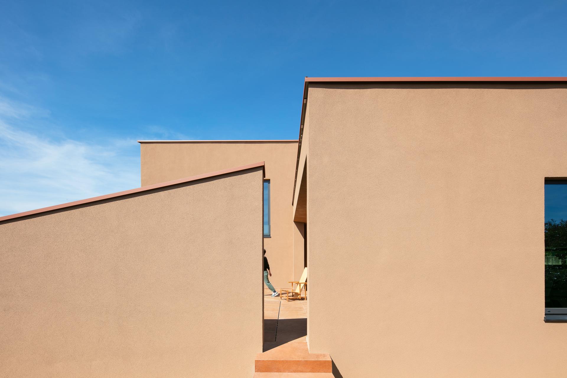Red soil house - image 11