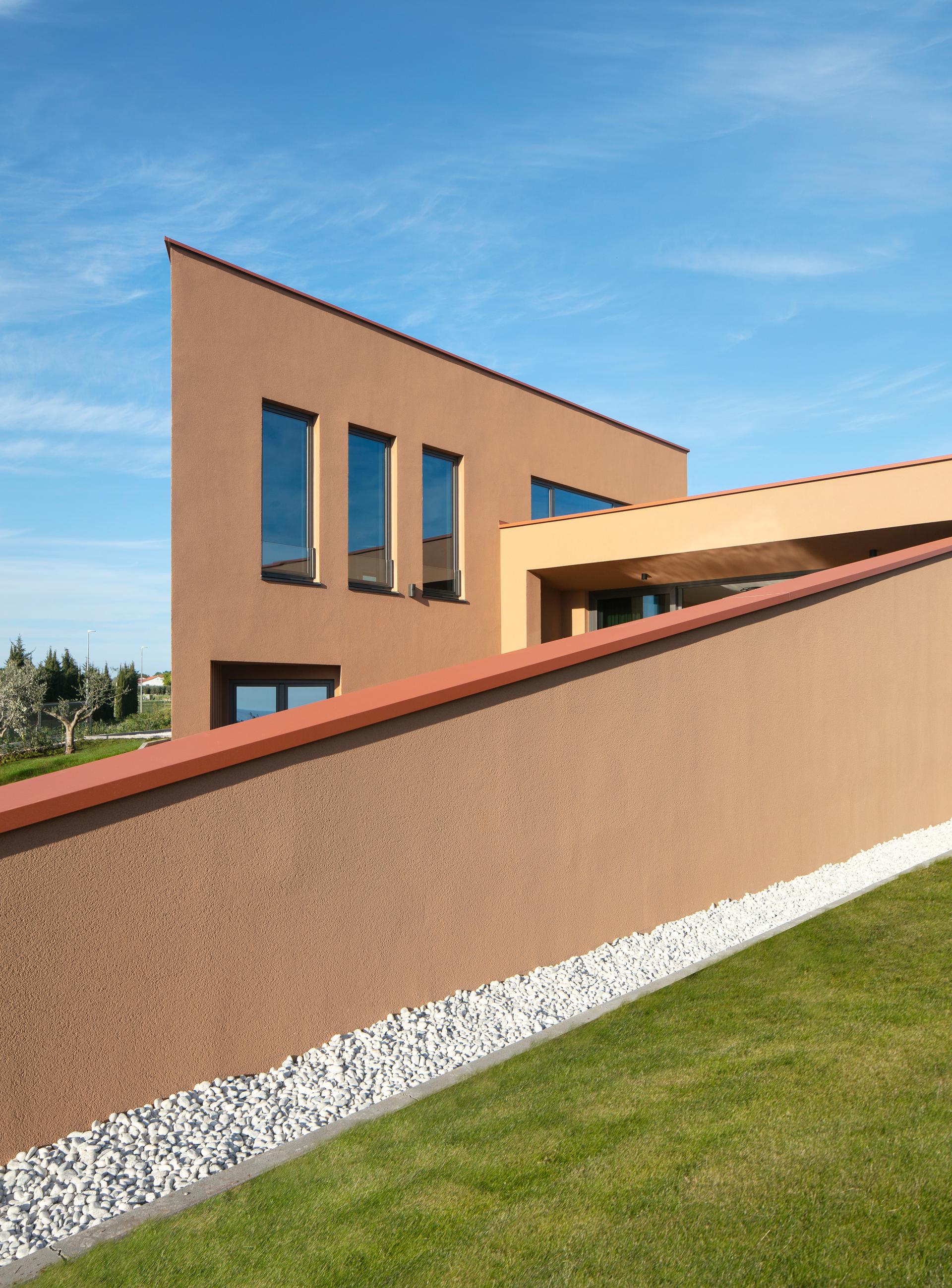 Red soil house - image 17