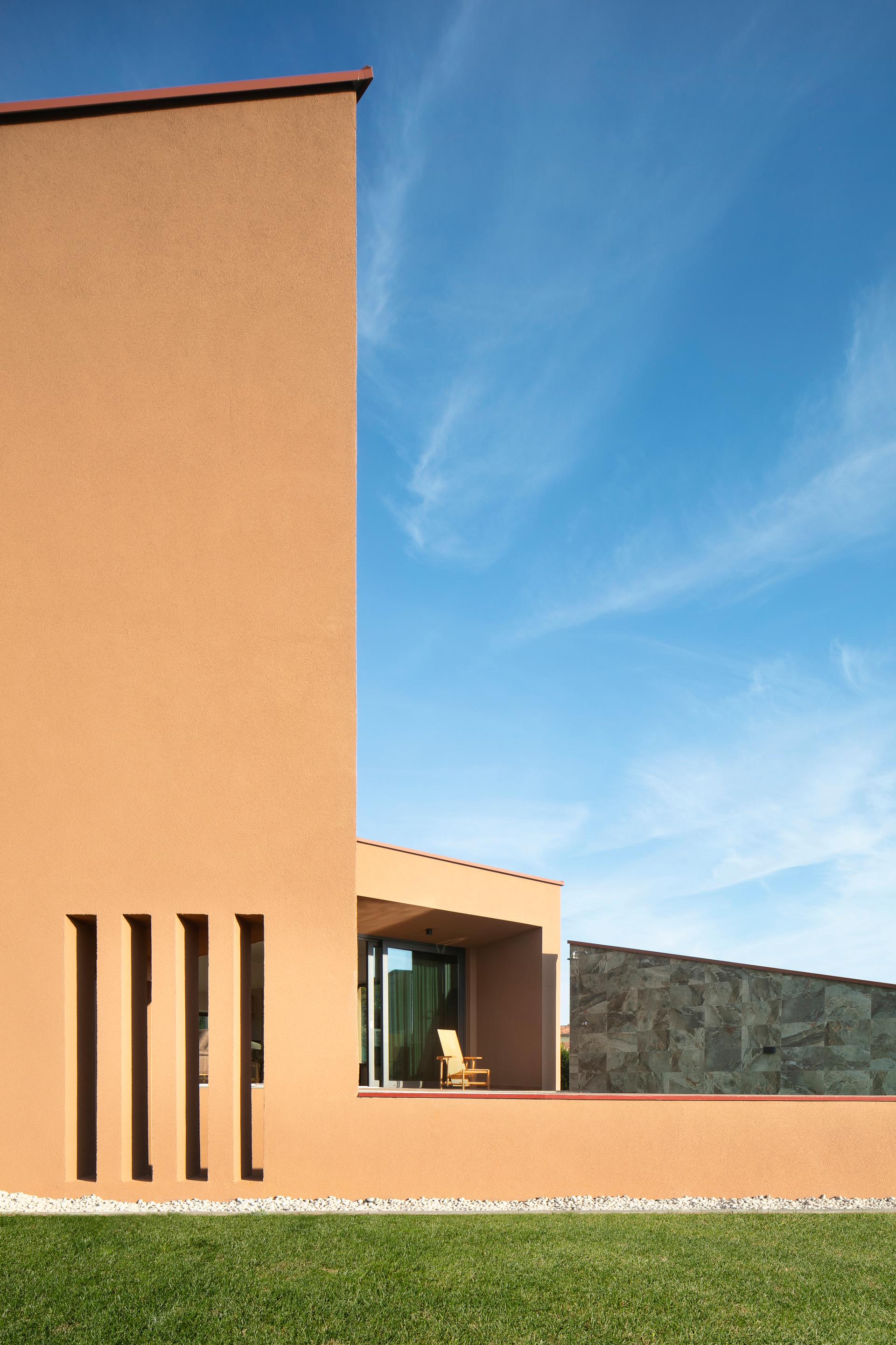 Red soil house - image 18