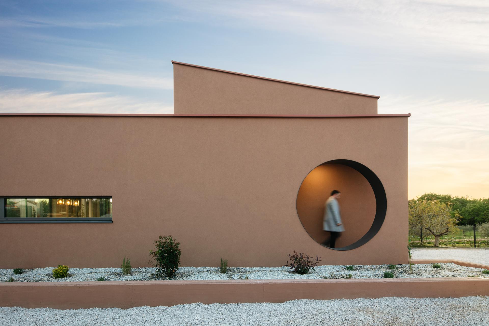 Red soil house - image 22