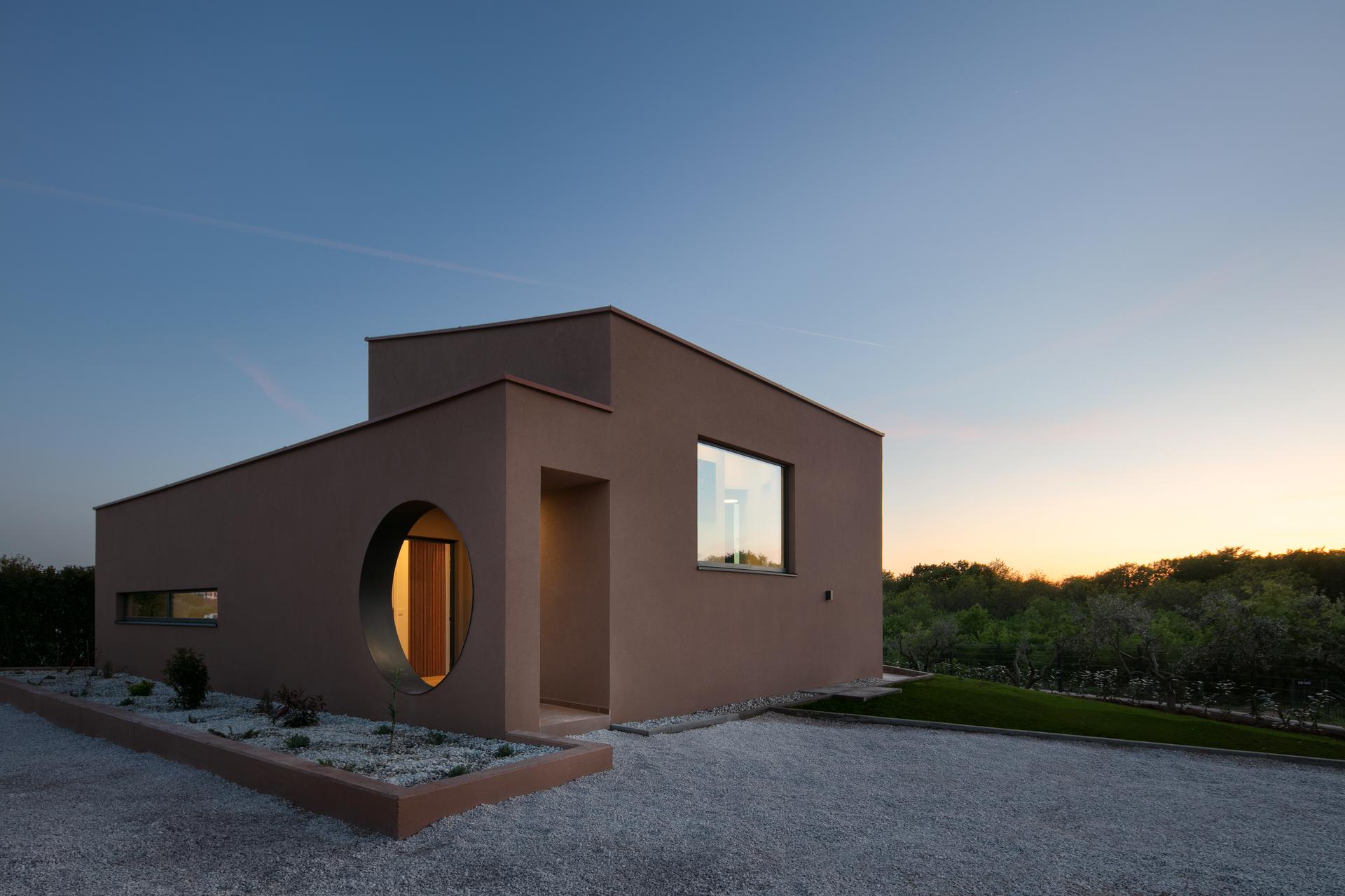 Red soil house - image 23