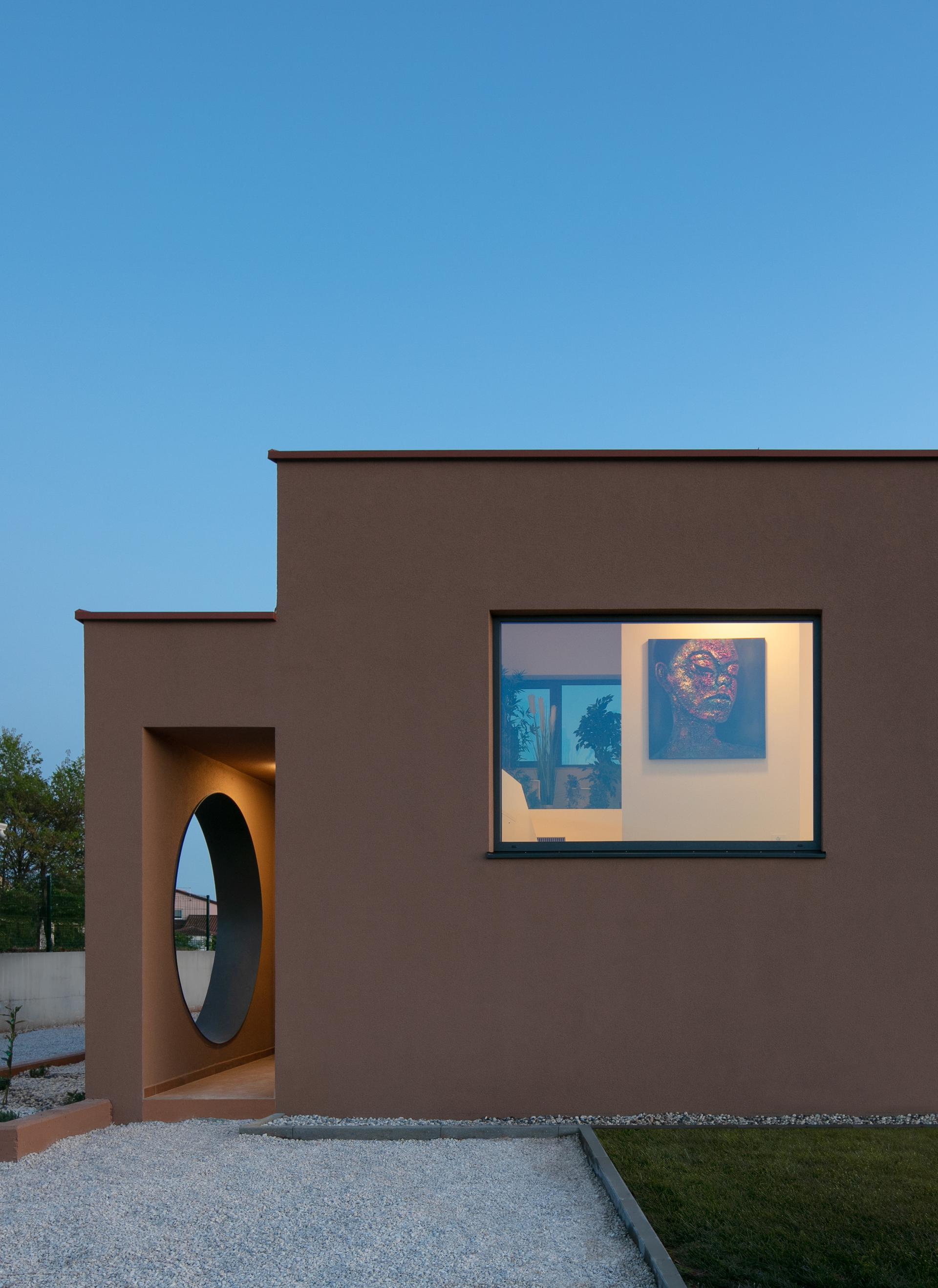 Red soil house - image 24