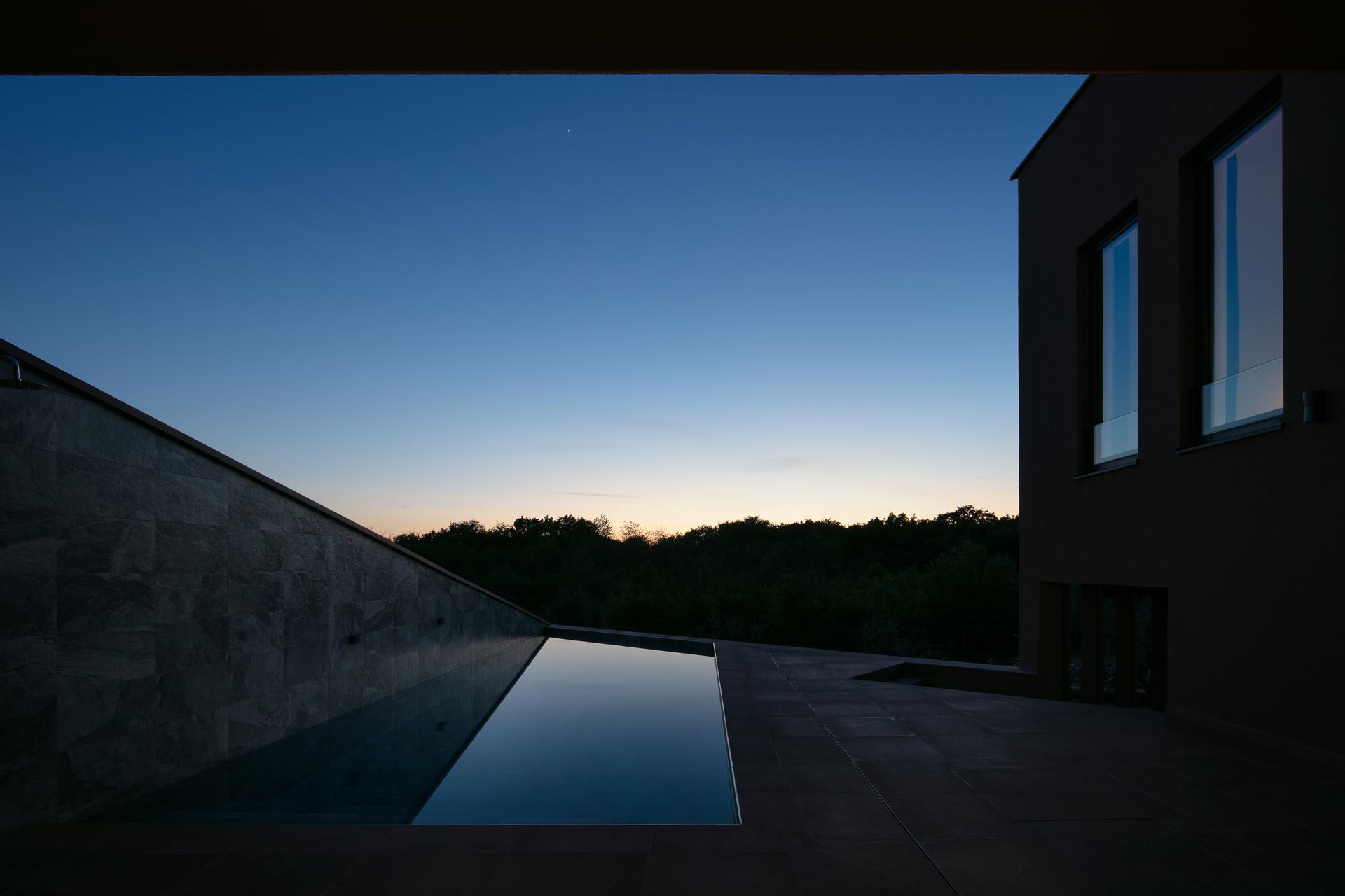 Red soil house - image 25