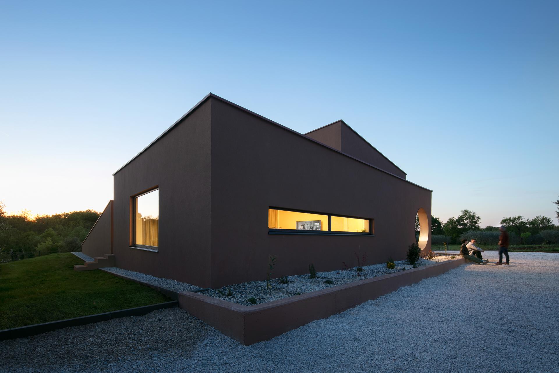 Red soil house - image 26