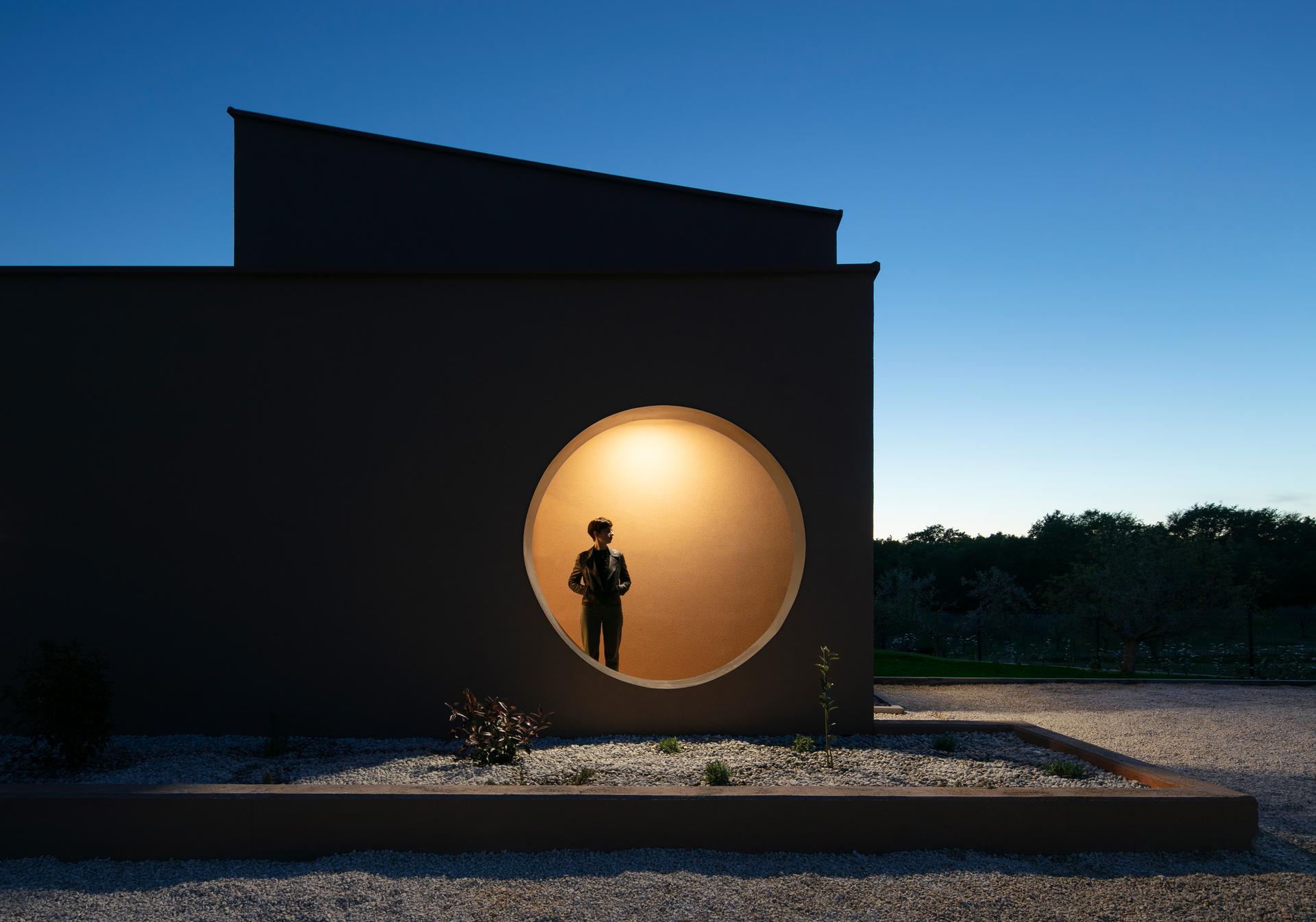 Red soil house - image 2