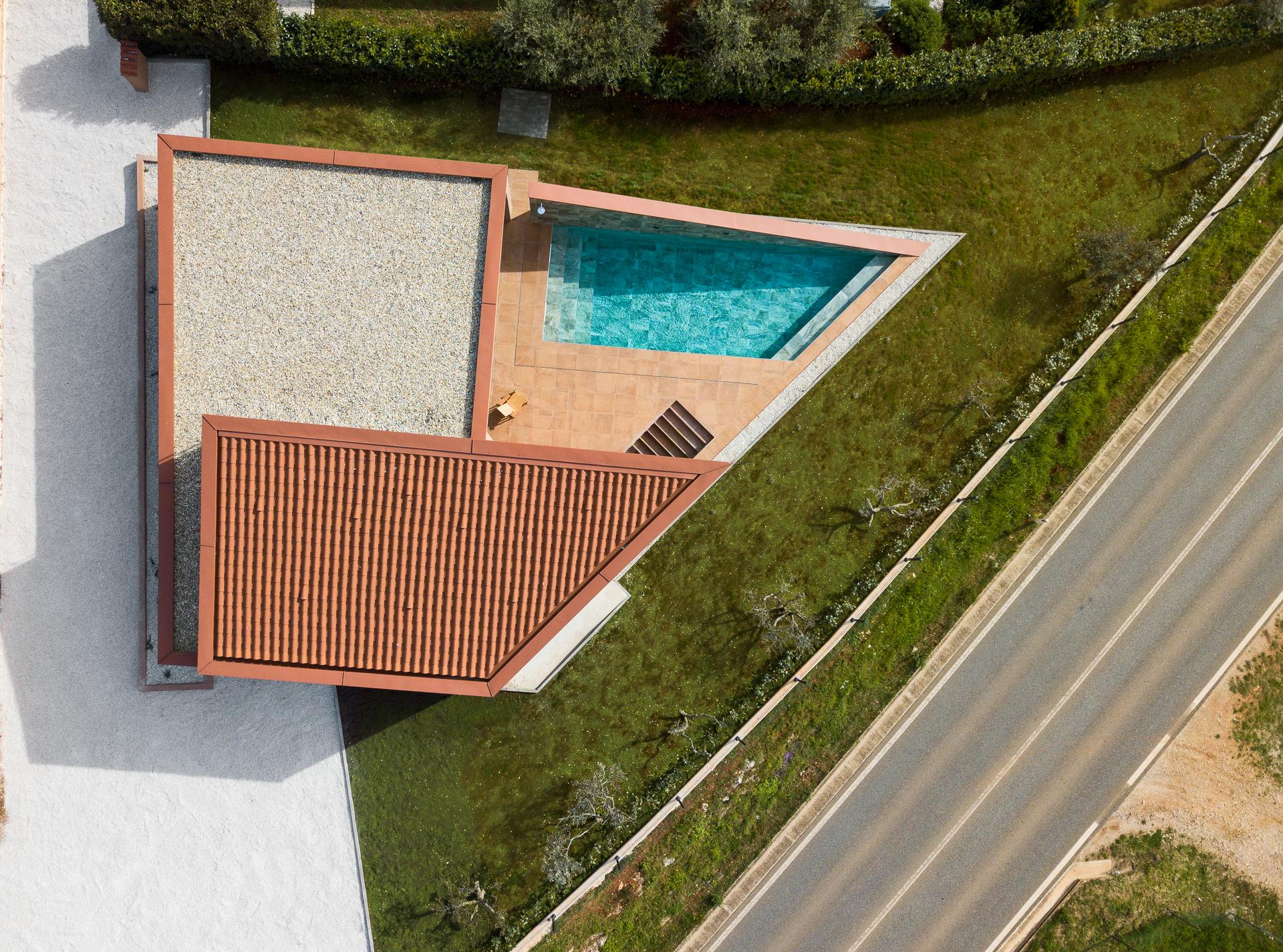 Red soil house - image 27