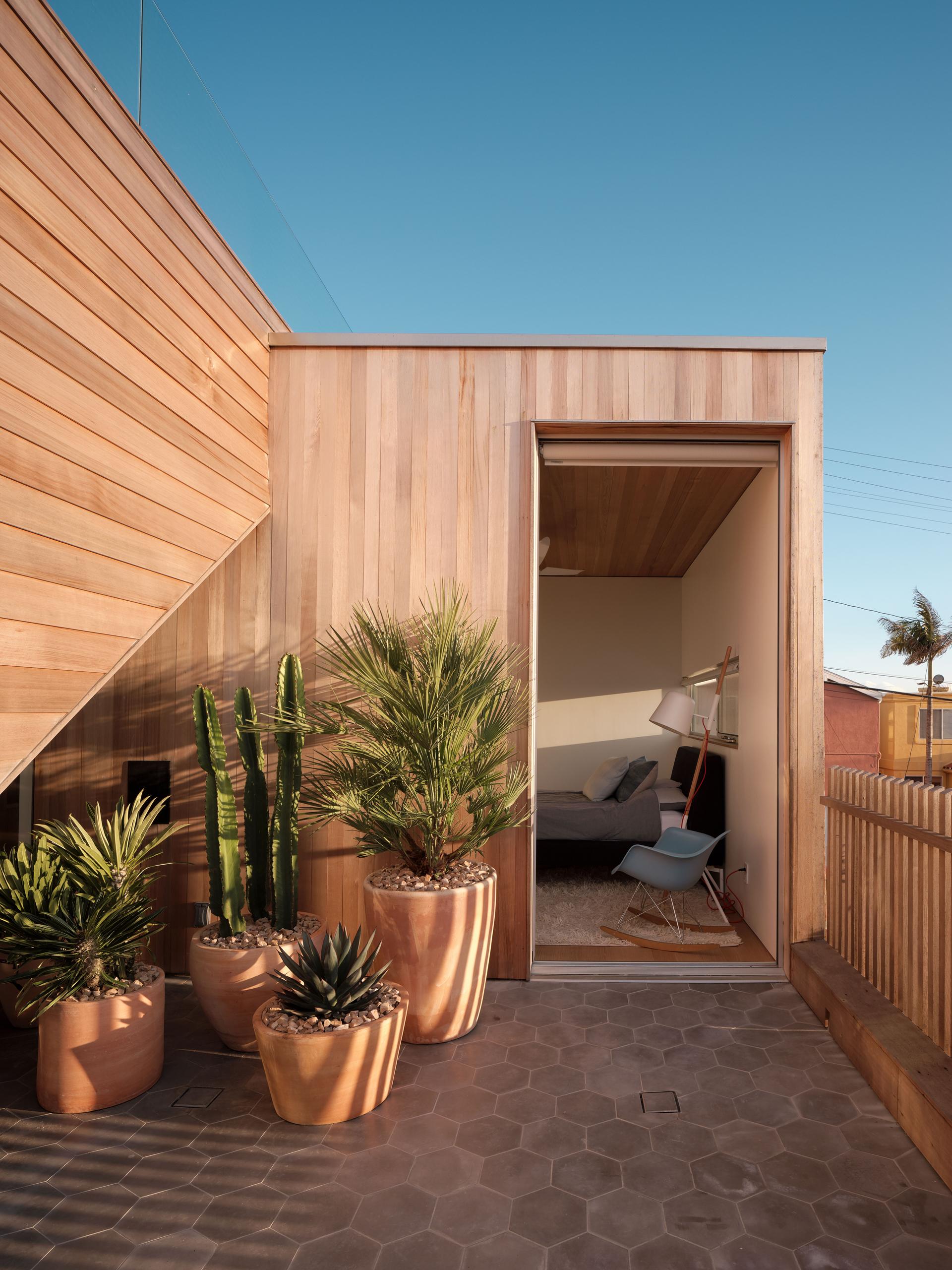 Walk-Street House - image 7