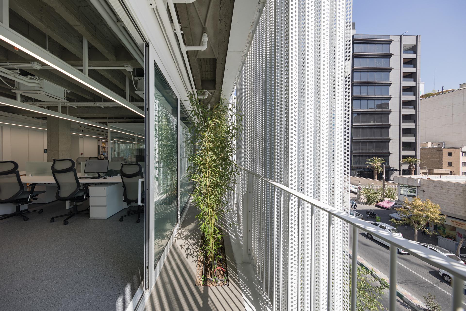 the white Renovation - image 13