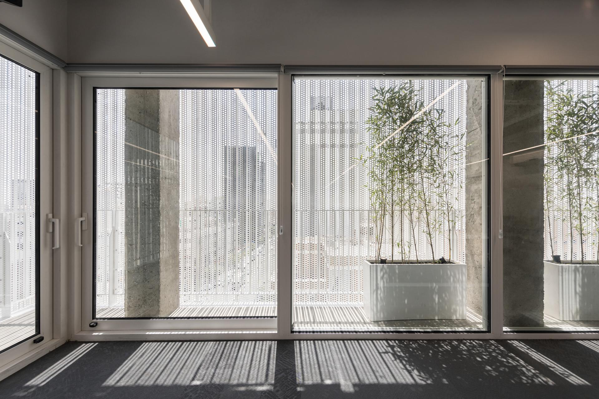 the white Renovation - image 15