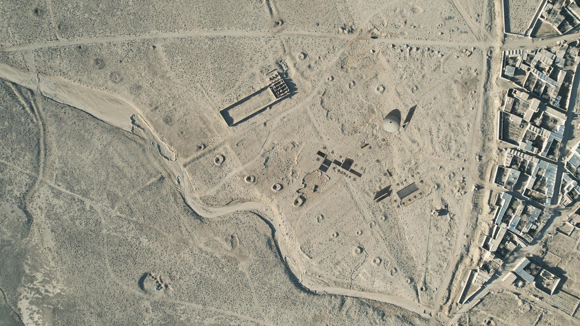 Digging the Light (Qanat Villa) - image 27