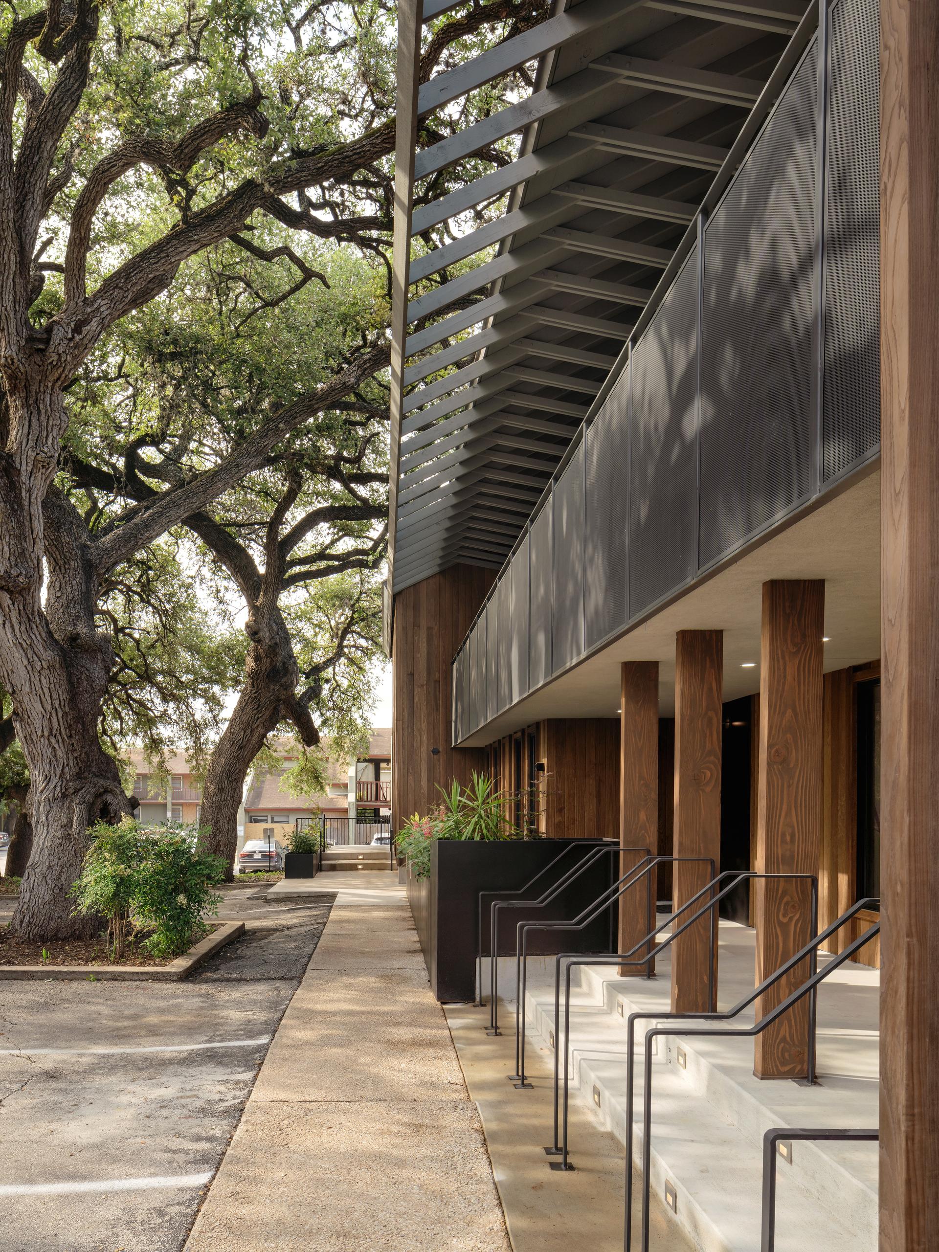 2121 South Lamar - image 10