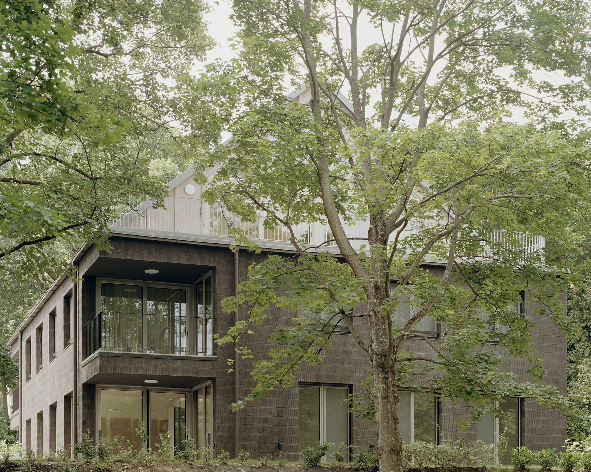 H151 - a house with five apartments - image 5