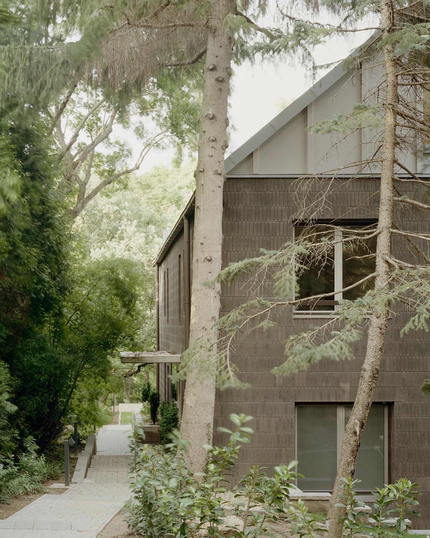 H151 - a house with five apartments - image 12