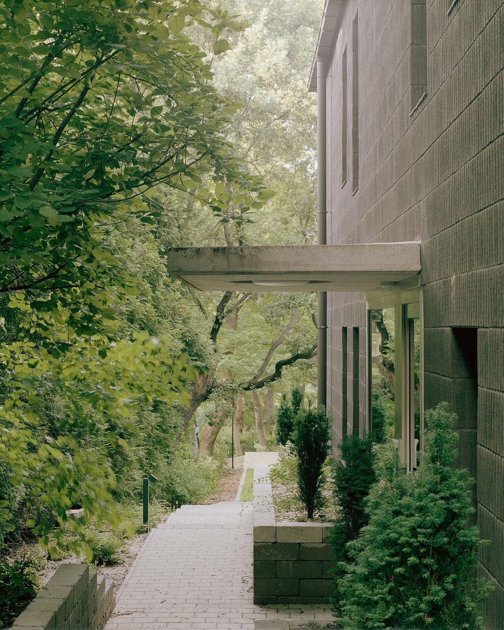 H151 - a house with five apartments - image 2