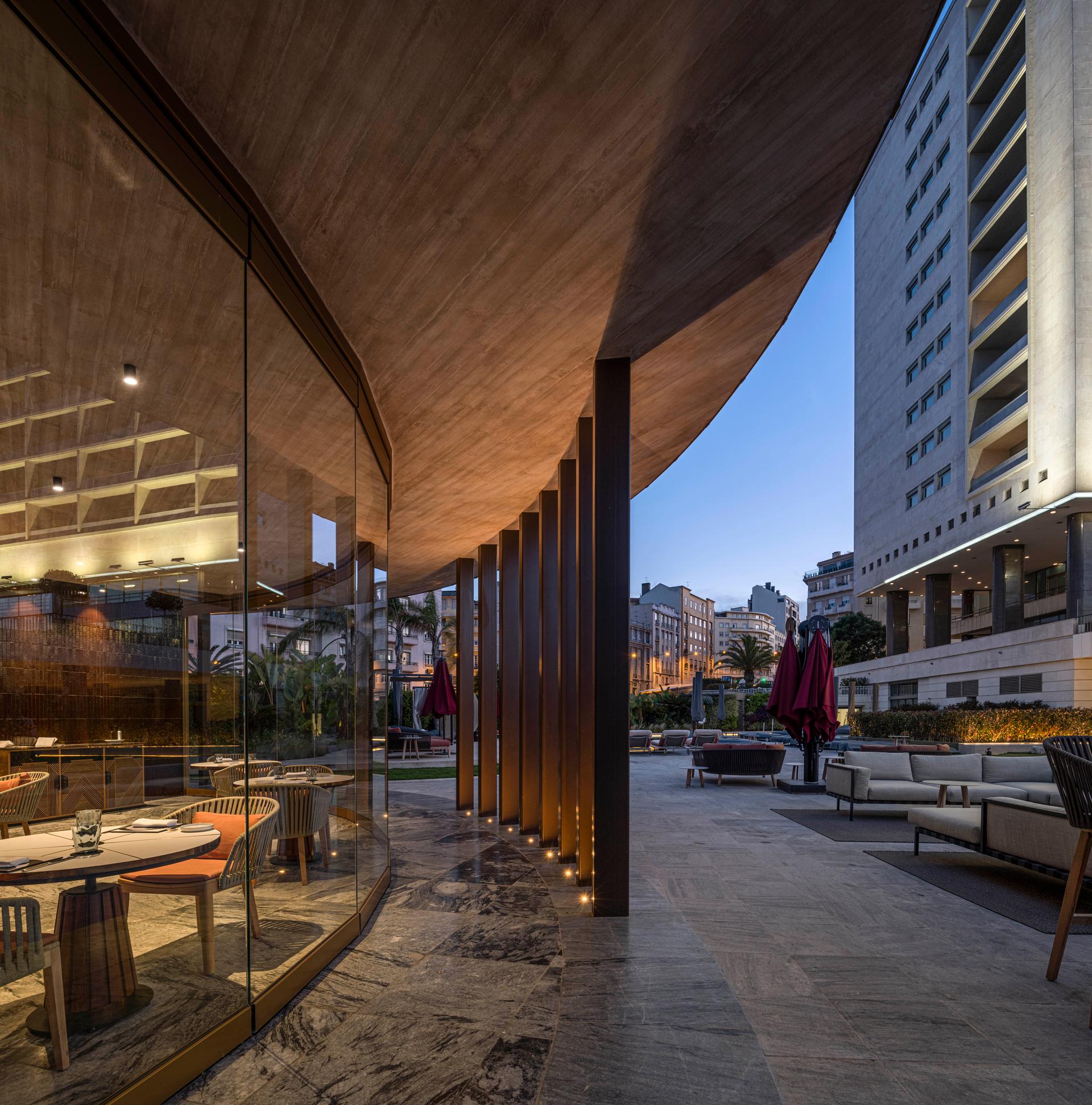 Ritz Pool Bar - image 11