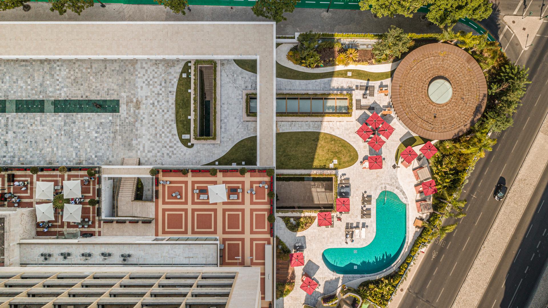 Ritz Pool Bar - image 4